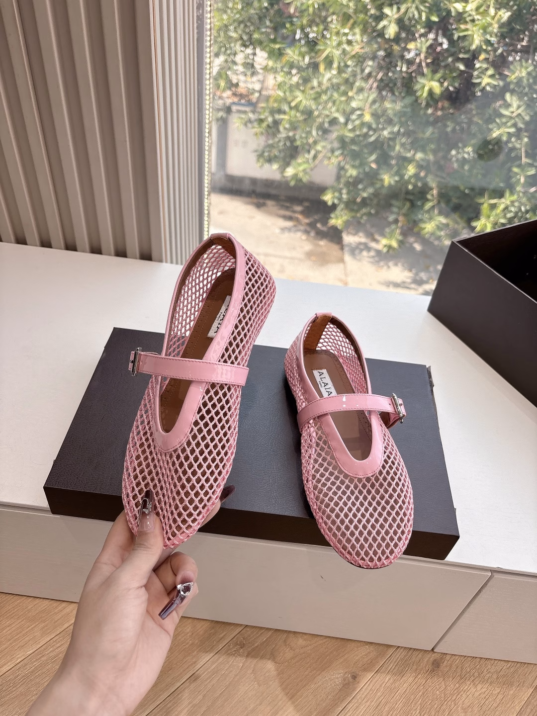 ALAIA, a first-line French luxury brand, fishnet mules, closed-toe sandals, 2025SS French fairy ballet flats. The ALAIA brand comes from its founder, Azzedine Alaia, who was the founder of the 