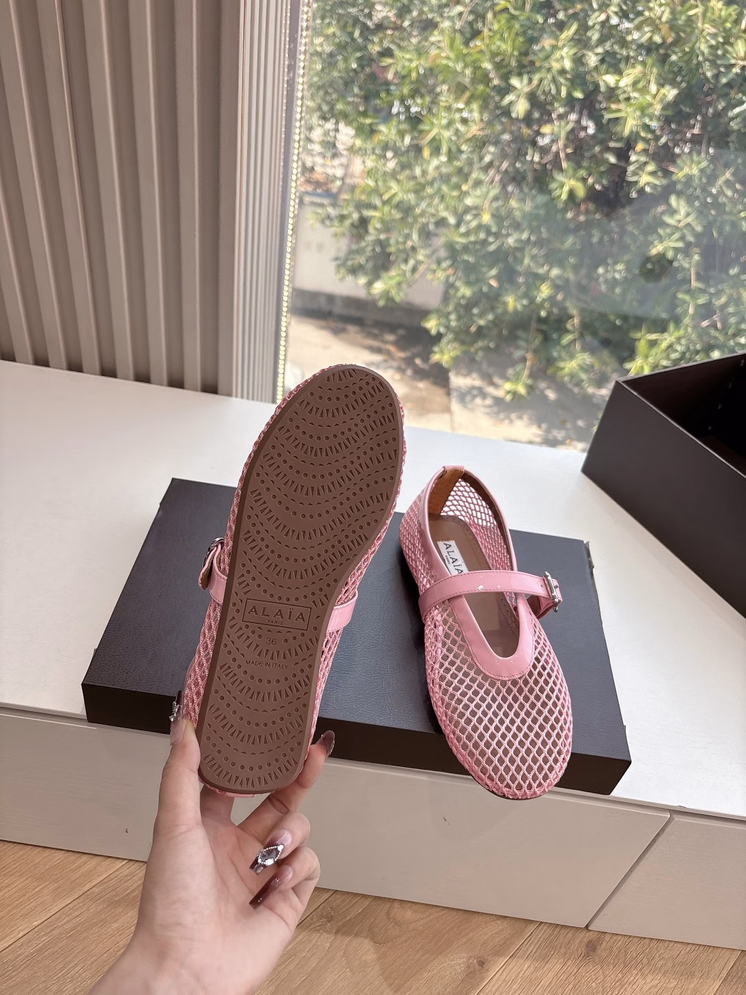 ALAIA, a first-line French luxury brand, fishnet mules, closed-toe sandals, 2025SS French fairy ballet flats. The ALAIA brand comes from its founder, Azzedine Alaia, who was the founder of the 