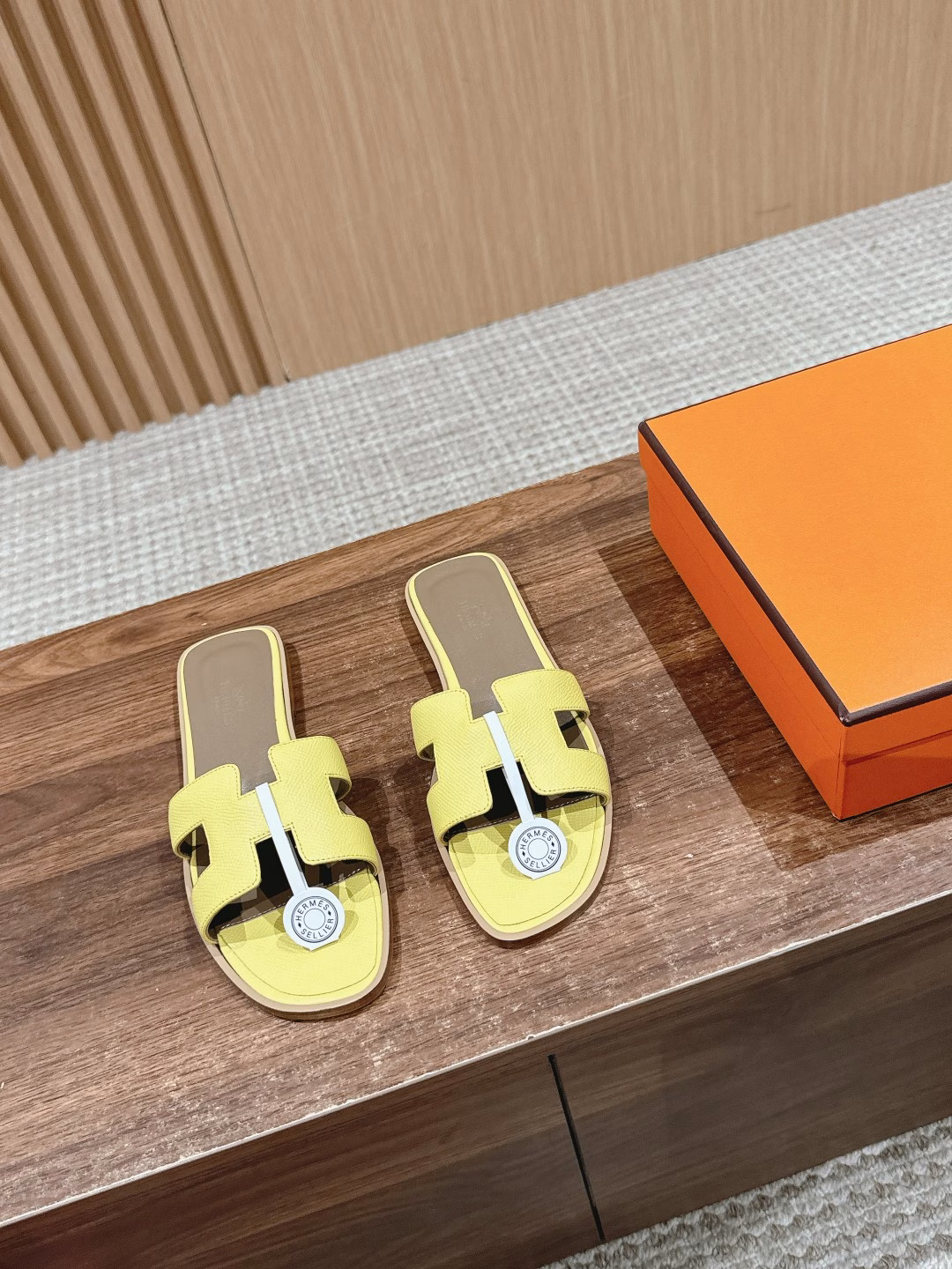 Hermès classic H slippersFashionable and simple slippers made of calfskin. Classic 