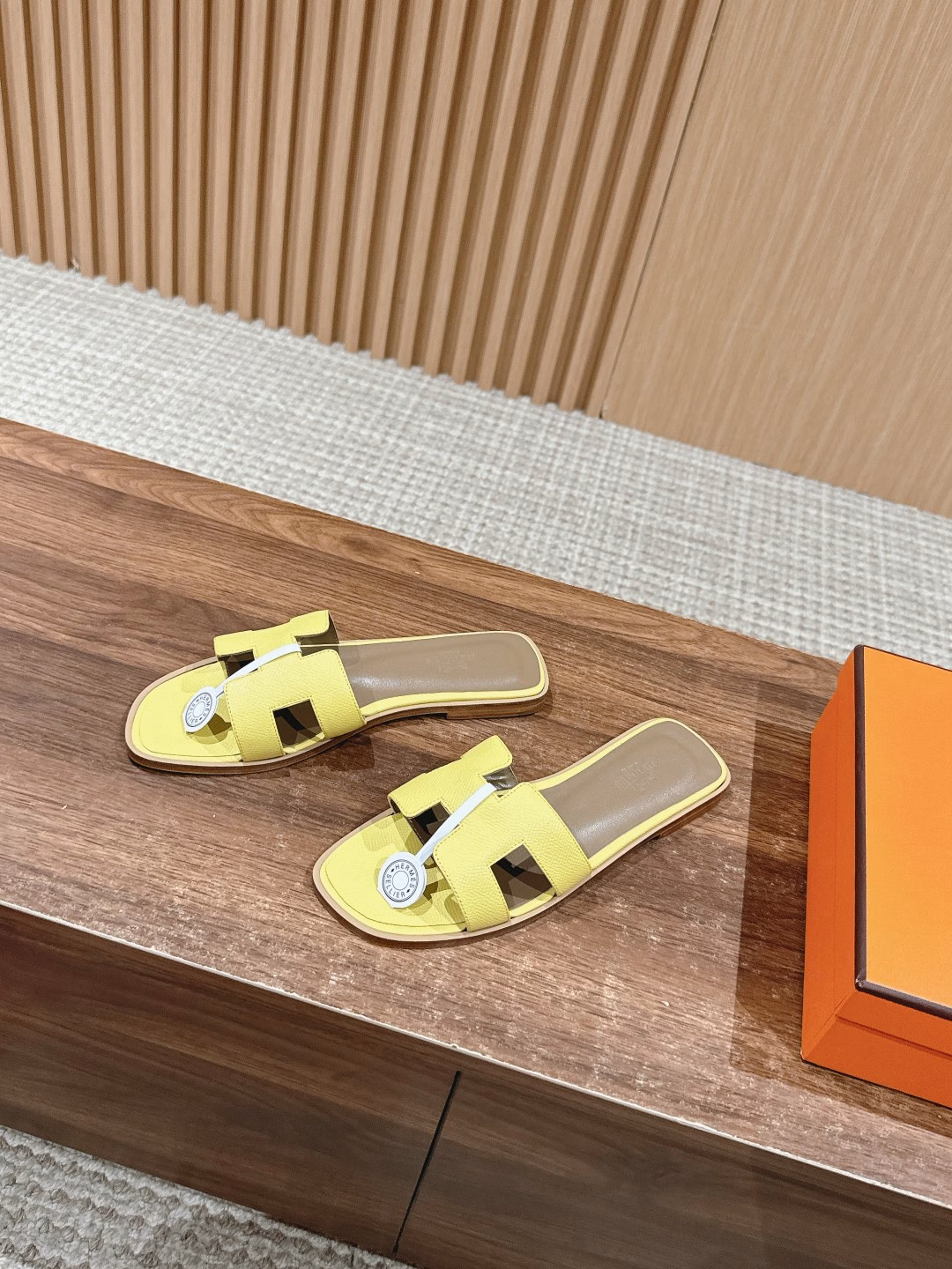 Hermès classic H slippersFashionable and simple slippers made of calfskin. Classic 