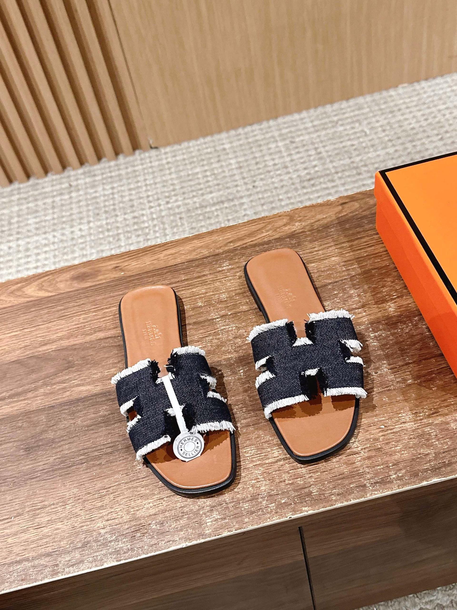 Hermès classic H slippersFashionable and simple slippers made of calfskin. Classic 