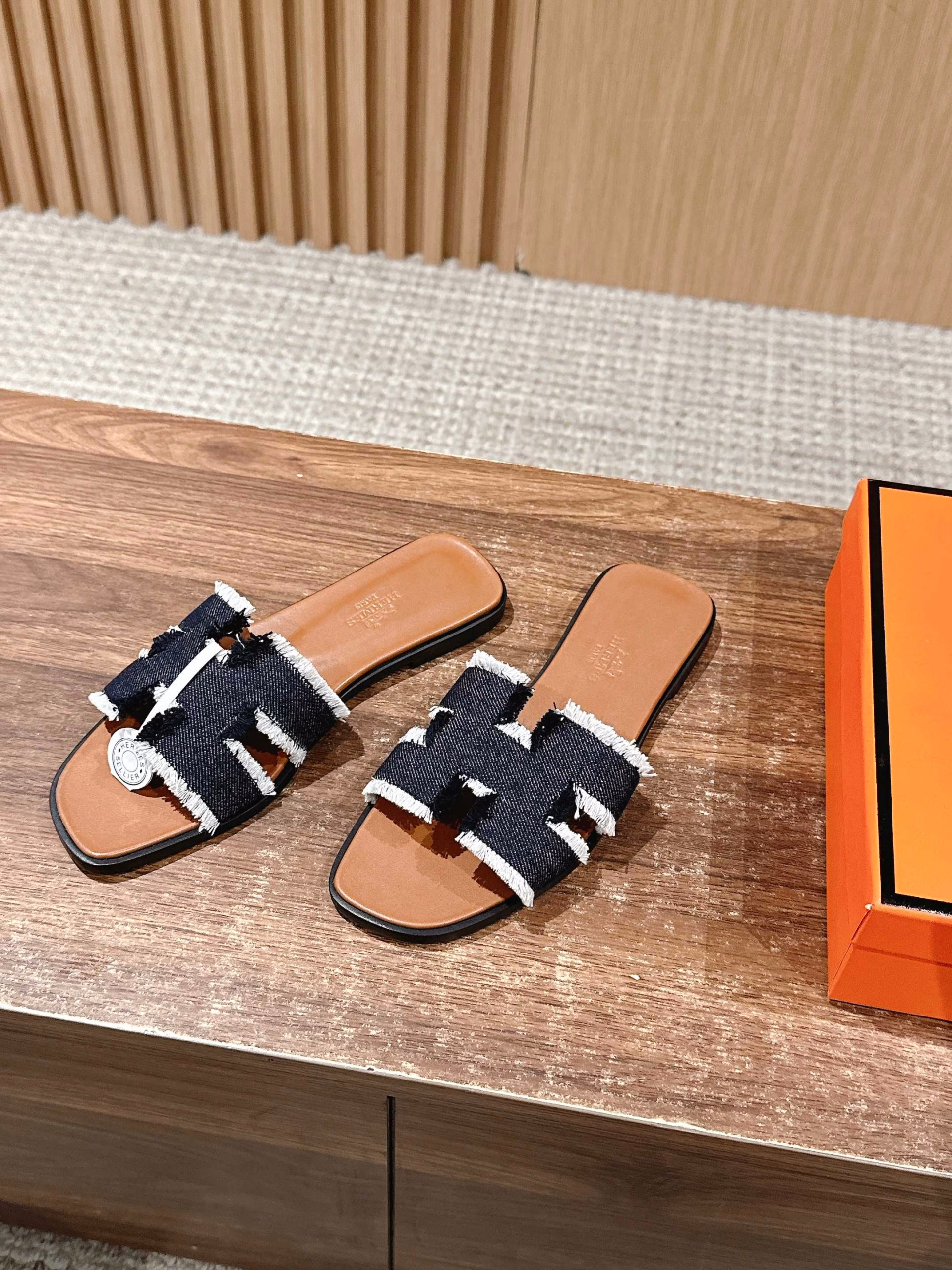 Hermès classic H slippersFashionable and simple slippers made of calfskin. Classic 