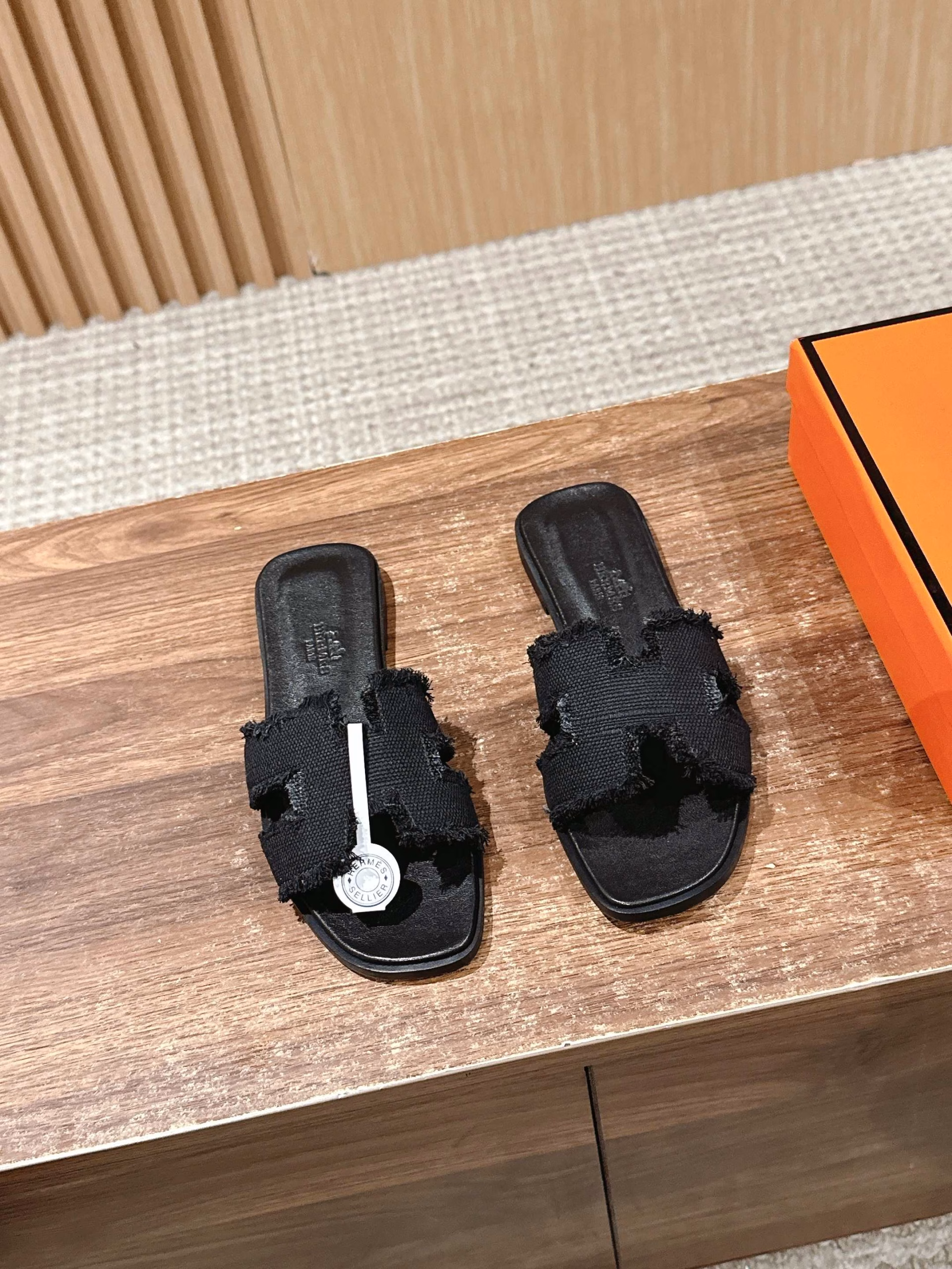 Hermès classic H slippersFashionable and simple slippers made of calfskin. Classic 