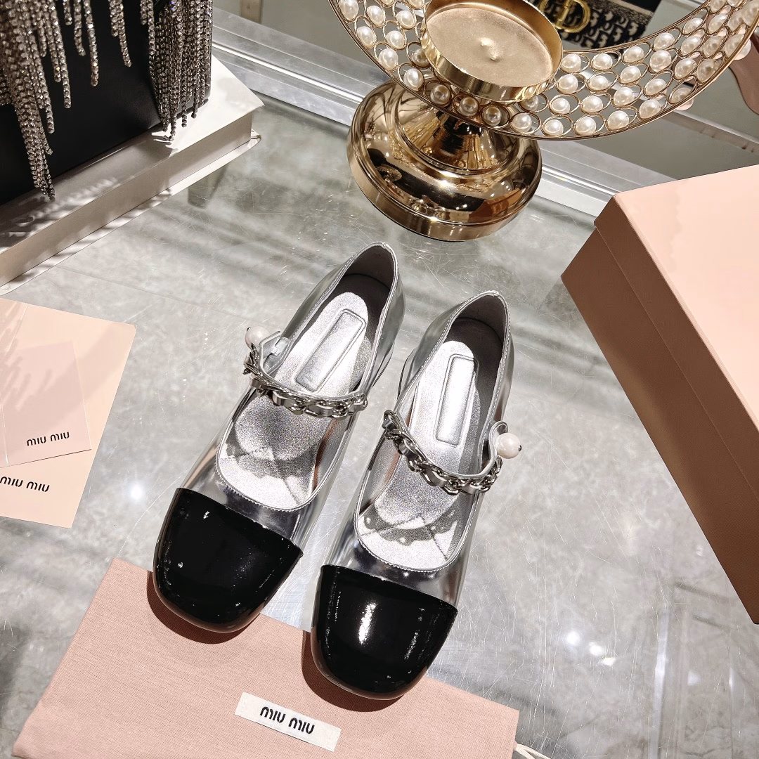 miumiu 23 new stiletto with thick heel Mary Jane 🎉 Silky and delicate texture full score The splicing of two different leathers is more interesting Elegant sweet and cool mix and match style