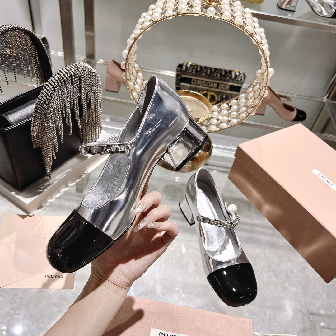 miumiu 23 new stiletto with thick heel Mary Jane 🎉 Silky and delicate texture full score The splicing of two different leathers is more interesting Elegant sweet and cool mix and match style