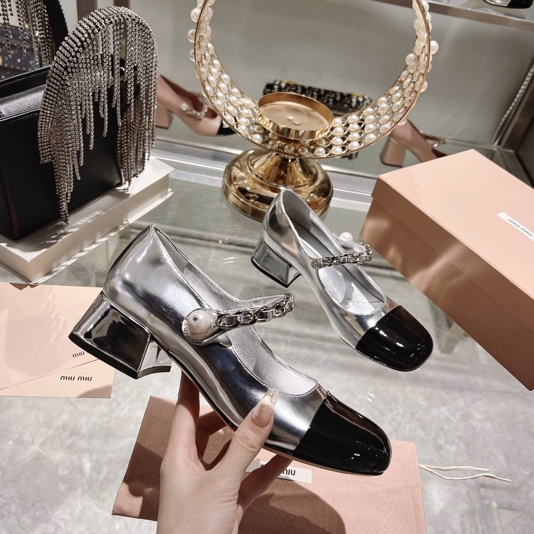 miumiu 23 new stiletto with thick heel Mary Jane 🎉 Silky and delicate texture full score The splicing of two different leathers is more interesting Elegant sweet and cool mix and match style