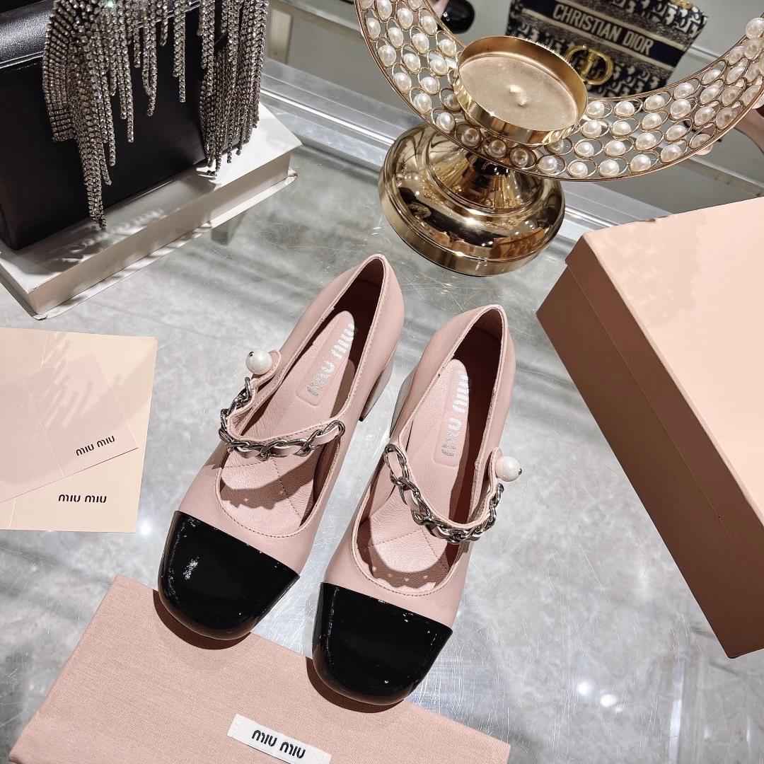 miumiu 23 new stiletto with thick heel Mary Jane 🎉 Silky and delicate texture full score The splicing of two different leathers is more interesting Elegant sweet and cool mix and match style