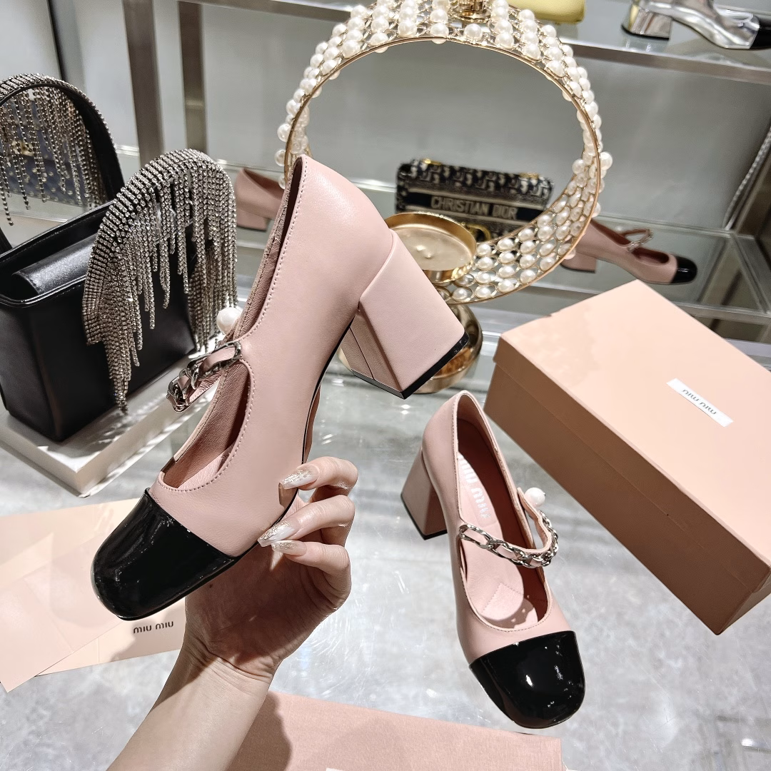 miumiu 23 new stiletto with thick heel Mary Jane 🎉 Silky and delicate texture full score The splicing of two different leathers is more interesting Elegant sweet and cool mix and match style