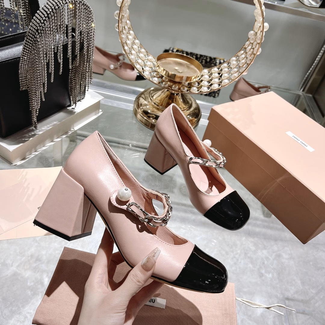 miumiu 23 new stiletto with thick heel Mary Jane 🎉 Silky and delicate texture full score The splicing of two different leathers is more interesting Elegant sweet and cool mix and match style