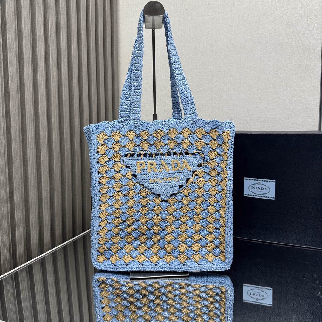 Raffia Tote Bag🎉🎉This soft deconstructed tote bag is made of raffia, a light and natural material that exudes a summer mood. The iconic triangular logo of the house is reinterpreted and decorated on the front of the bag, with an embroidered lettering logo in the center to evoke the brand's style. So beautiful🎉A must-have for summer, hurry up and get it