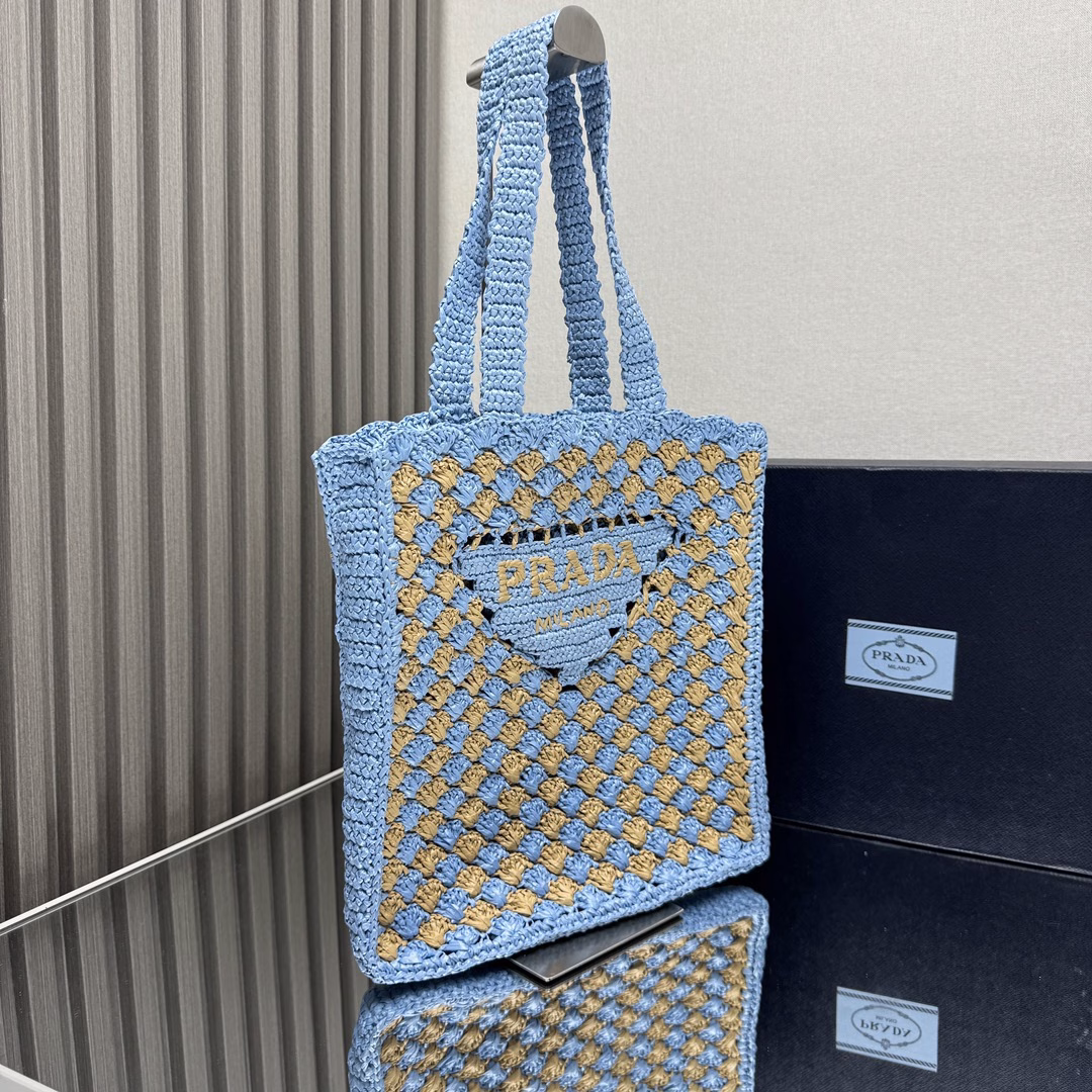 Raffia Tote Bag🎉🎉This soft deconstructed tote bag is made of raffia, a light and natural material that exudes a summer mood. The iconic triangular logo of the house is reinterpreted and decorated on the front of the bag, with an embroidered lettering logo in the center to evoke the brand's style. So beautiful🎉A must-have for summer, hurry up and get it