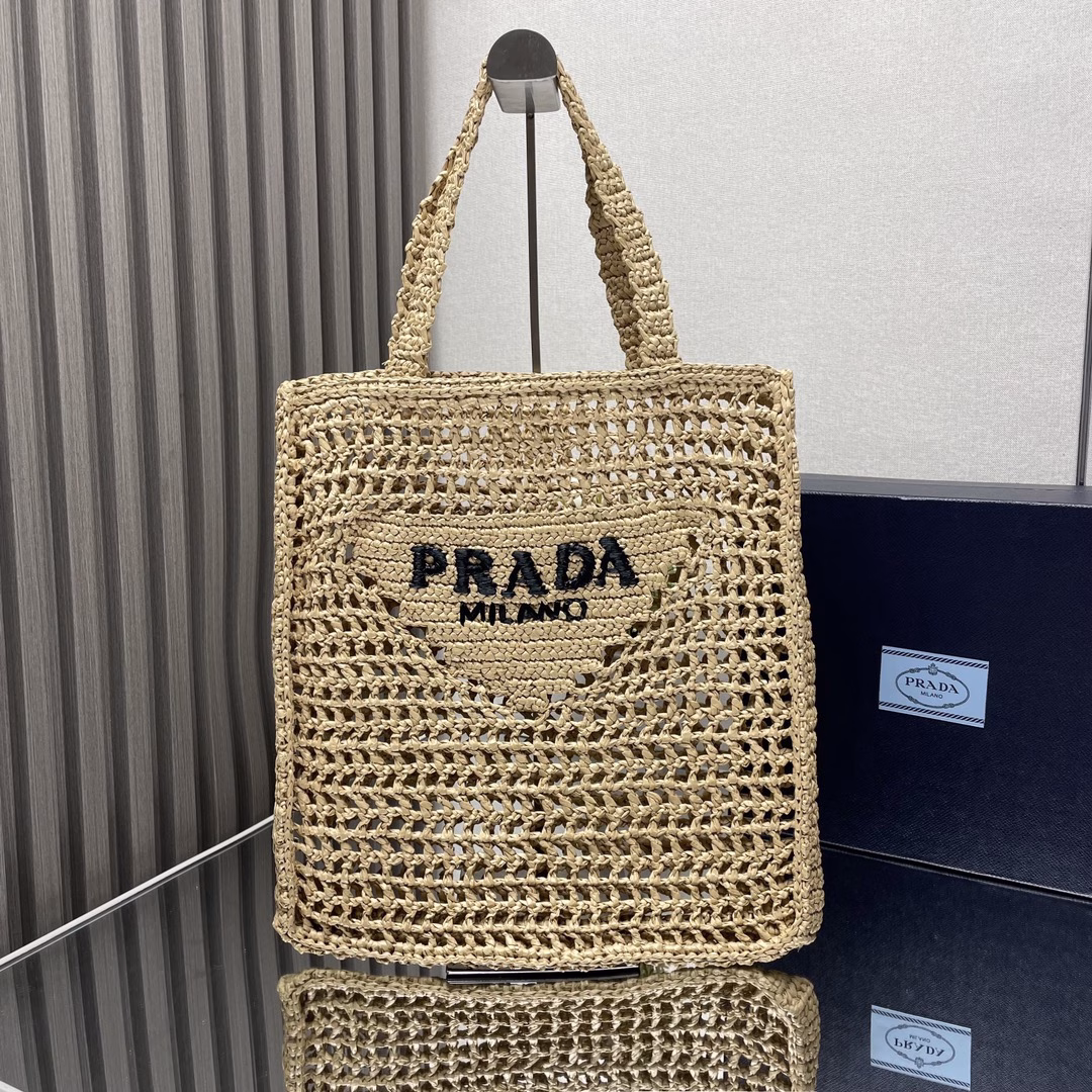 Raffia Tote Bag🎉🎉This soft deconstructed tote bag is made of raffia, a light and natural material that exudes a summer mood. The iconic triangular logo of the house is reinterpreted and decorated on the front of the bag, with an embroidered lettering logo in the center to evoke the brand's style. So beautiful🎉A must-have for summer, hurry up and get it