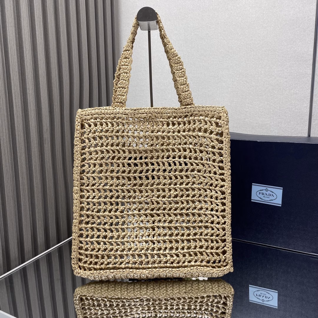 Raffia Tote Bag🎉🎉This soft deconstructed tote bag is made of raffia, a light and natural material that exudes a summer mood. The iconic triangular logo of the house is reinterpreted and decorated on the front of the bag, with an embroidered lettering logo in the center to evoke the brand's style. So beautiful🎉A must-have for summer, hurry up and get it