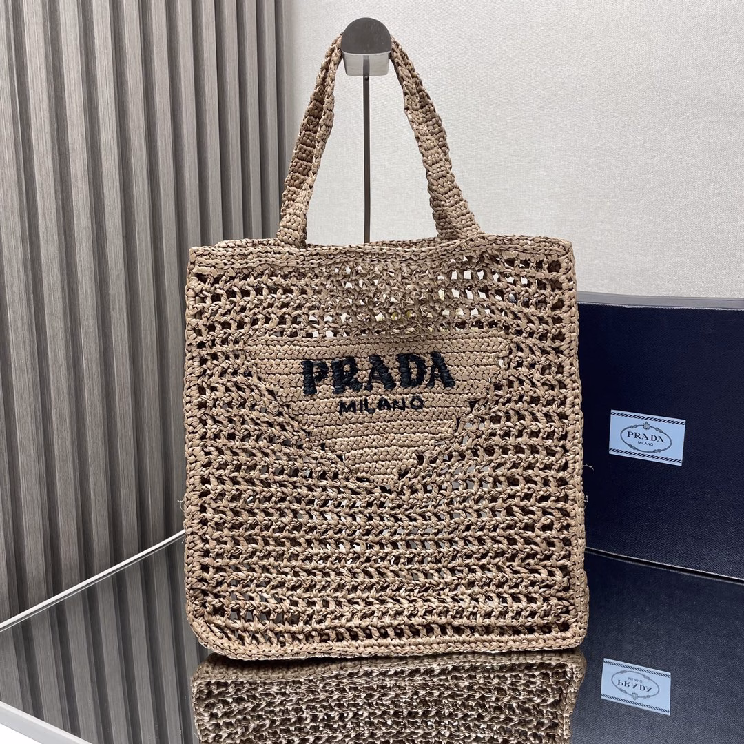 Raffia Tote Bag🎉🎉This soft deconstructed tote bag is made of raffia, a light and natural material that exudes a summer mood. The iconic triangular logo of the house is reinterpreted and decorated on the front of the bag, with an embroidered lettering logo in the center to evoke the brand's style. So beautiful🎉A must-have for summer, hurry up and get it