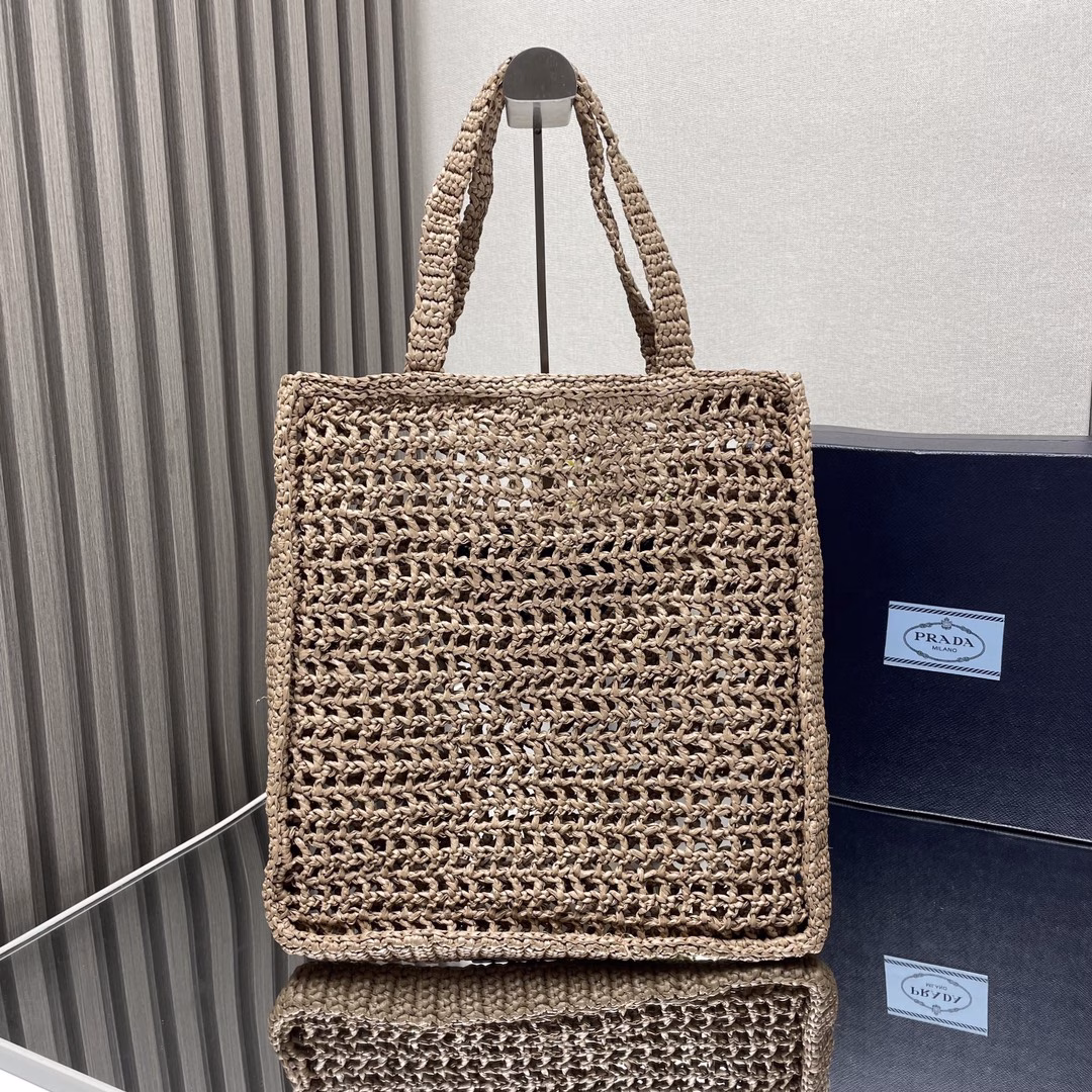 Raffia Tote Bag🎉🎉This soft deconstructed tote bag is made of raffia, a light and natural material that exudes a summer mood. The iconic triangular logo of the house is reinterpreted and decorated on the front of the bag, with an embroidered lettering logo in the center to evoke the brand's style. So beautiful🎉A must-have for summer, hurry up and get it