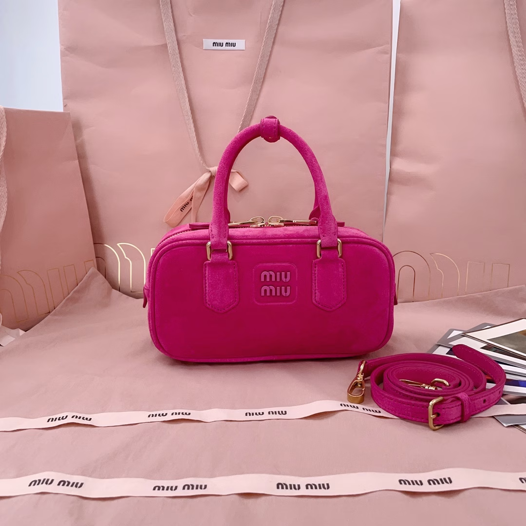 Miu's new bowling bag, the suede leather element that is popular this autumn and winter, top-grade suede calfskin, exquisite three-dimensional body, the engraved logo on the front echoes the color of the leather, detachable and adjustable long leather shoulder strap, new canvas lining, with zipper pocket, many celebrities and internet celebrities have the same style