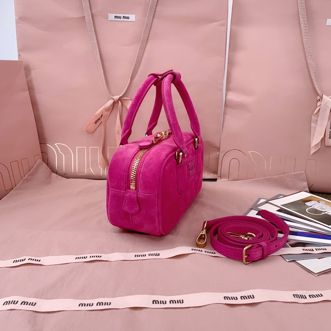 Miu's new bowling bag, the suede leather element that is popular this autumn and winter, top-grade suede calfskin, exquisite three-dimensional body, the engraved logo on the front echoes the color of the leather, detachable and adjustable long leather shoulder strap, new canvas lining, with zipper pocket, many celebrities and internet celebrities have the same style