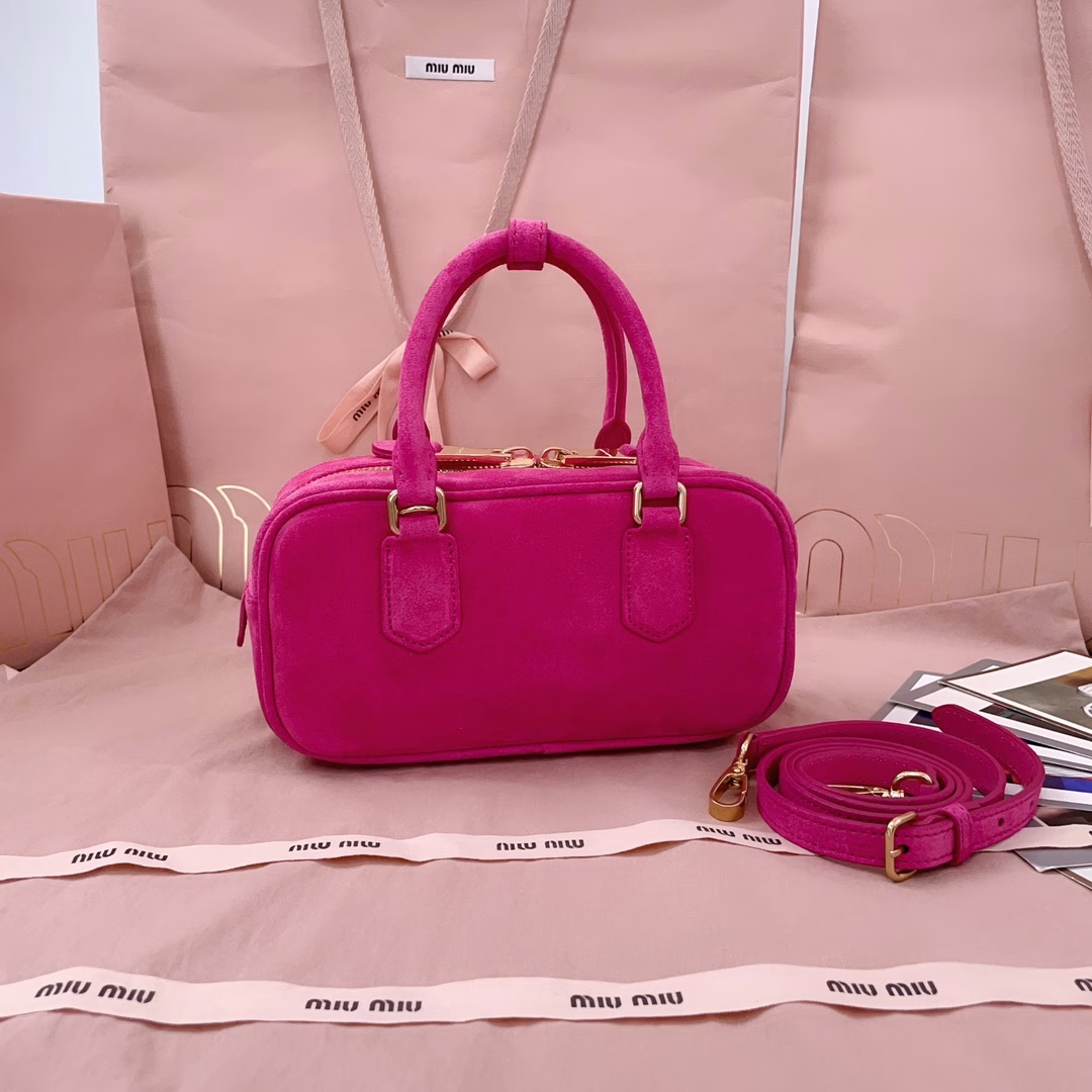 Miu's new bowling bag, the suede leather element that is popular this autumn and winter, top-grade suede calfskin, exquisite three-dimensional body, the engraved logo on the front echoes the color of the leather, detachable and adjustable long leather shoulder strap, new canvas lining, with zipper pocket, many celebrities and internet celebrities have the same style