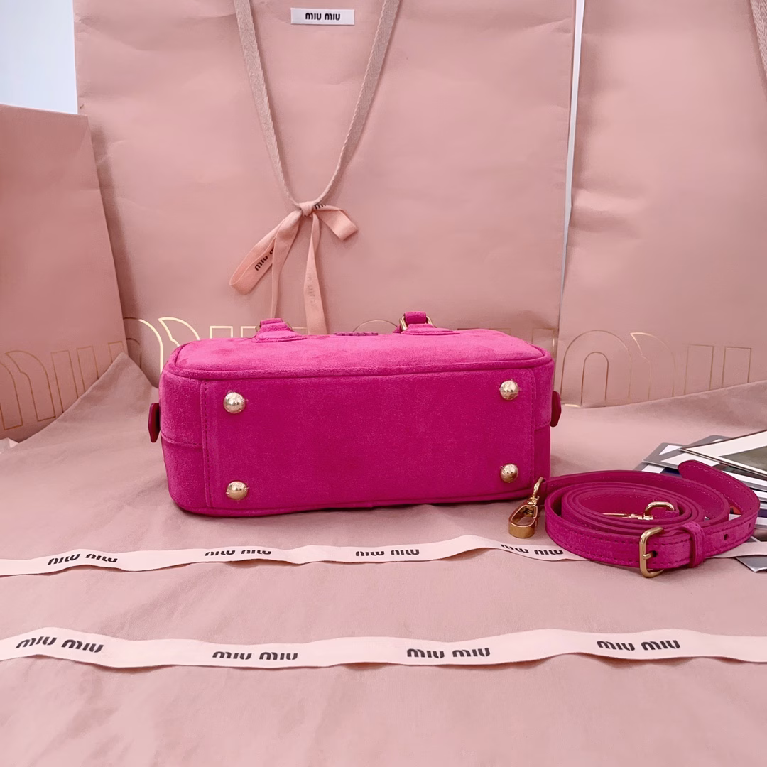Miu's new bowling bag, the suede leather element that is popular this autumn and winter, top-grade suede calfskin, exquisite three-dimensional body, the engraved logo on the front echoes the color of the leather, detachable and adjustable long leather shoulder strap, new canvas lining, with zipper pocket, many celebrities and internet celebrities have the same style