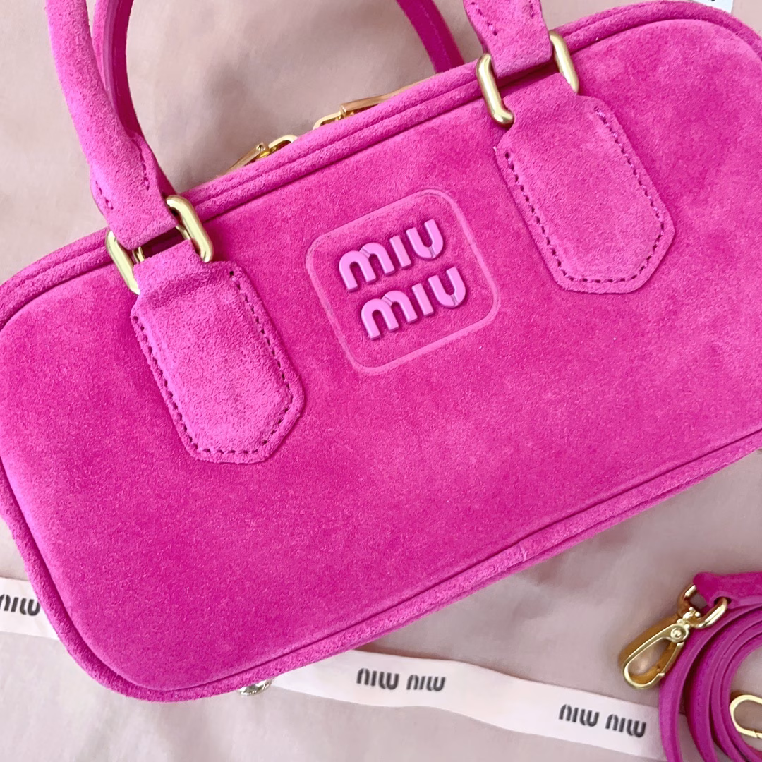 Miu's new bowling bag, the suede leather element that is popular this autumn and winter, top-grade suede calfskin, exquisite three-dimensional body, the engraved logo on the front echoes the color of the leather, detachable and adjustable long leather shoulder strap, new canvas lining, with zipper pocket, many celebrities and internet celebrities have the same style