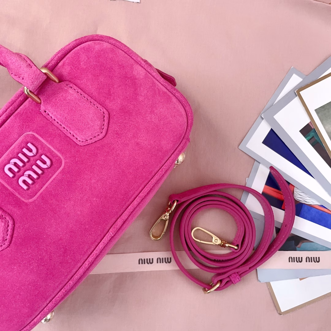 Miu's new bowling bag, the suede leather element that is popular this autumn and winter, top-grade suede calfskin, exquisite three-dimensional body, the engraved logo on the front echoes the color of the leather, detachable and adjustable long leather shoulder strap, new canvas lining, with zipper pocket, many celebrities and internet celebrities have the same style