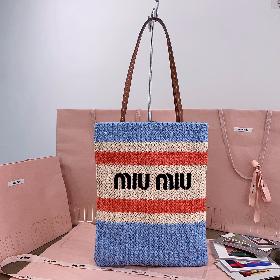 Imported raffia straw and cotton thread woven tote bag, new front iconic MiuMiu embroidery, cotton lining, ultra-light, large capacity, small size vertical version with higher adaptability, perfect choice for commuting to work and traveling, suitable for all seasons, super beautiful in real life