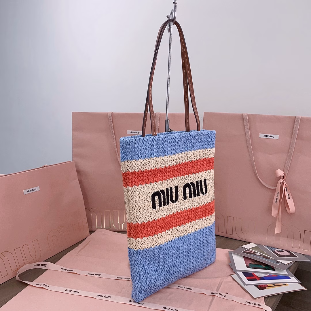 Imported raffia straw and cotton thread woven tote bag, new front iconic MiuMiu embroidery, cotton lining, ultra-light, large capacity, small size vertical version with higher adaptability, perfect choice for commuting to work and traveling, suitable for all seasons, super beautiful in real life