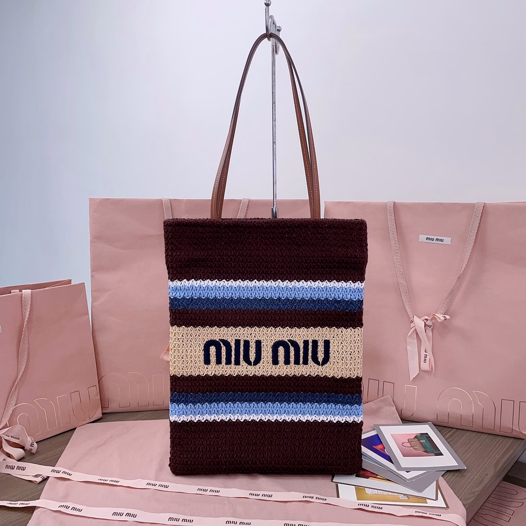 Imported raffia straw and cotton thread woven tote bag, new front iconic MiuMiu embroidery, cotton lining, ultra-light, large capacity, small size vertical version with higher adaptability, perfect choice for commuting to work and traveling, suitable for all seasons, super beautiful in real life
