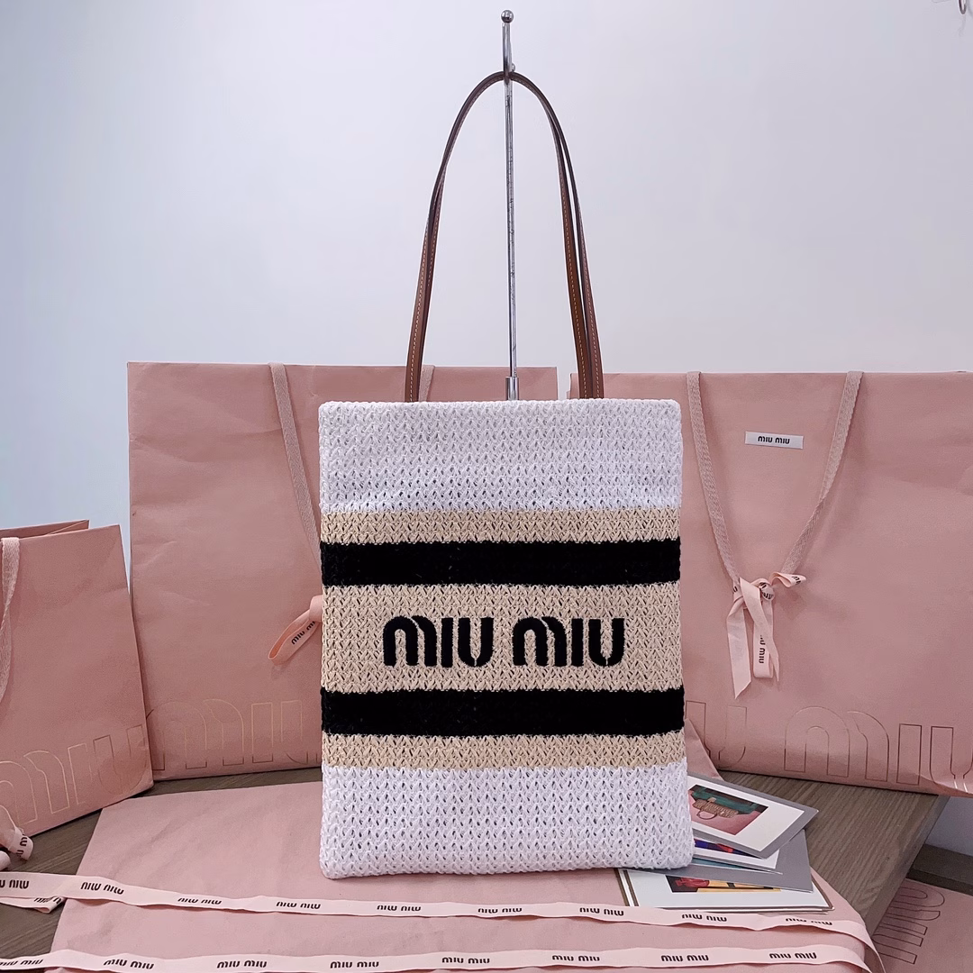 Imported raffia straw and cotton thread woven tote bag, new front iconic MiuMiu embroidery, cotton lining, ultra-light, large capacity, small size vertical version with higher adaptability, perfect choice for commuting to work and traveling, suitable for all seasons, super beautiful in real life