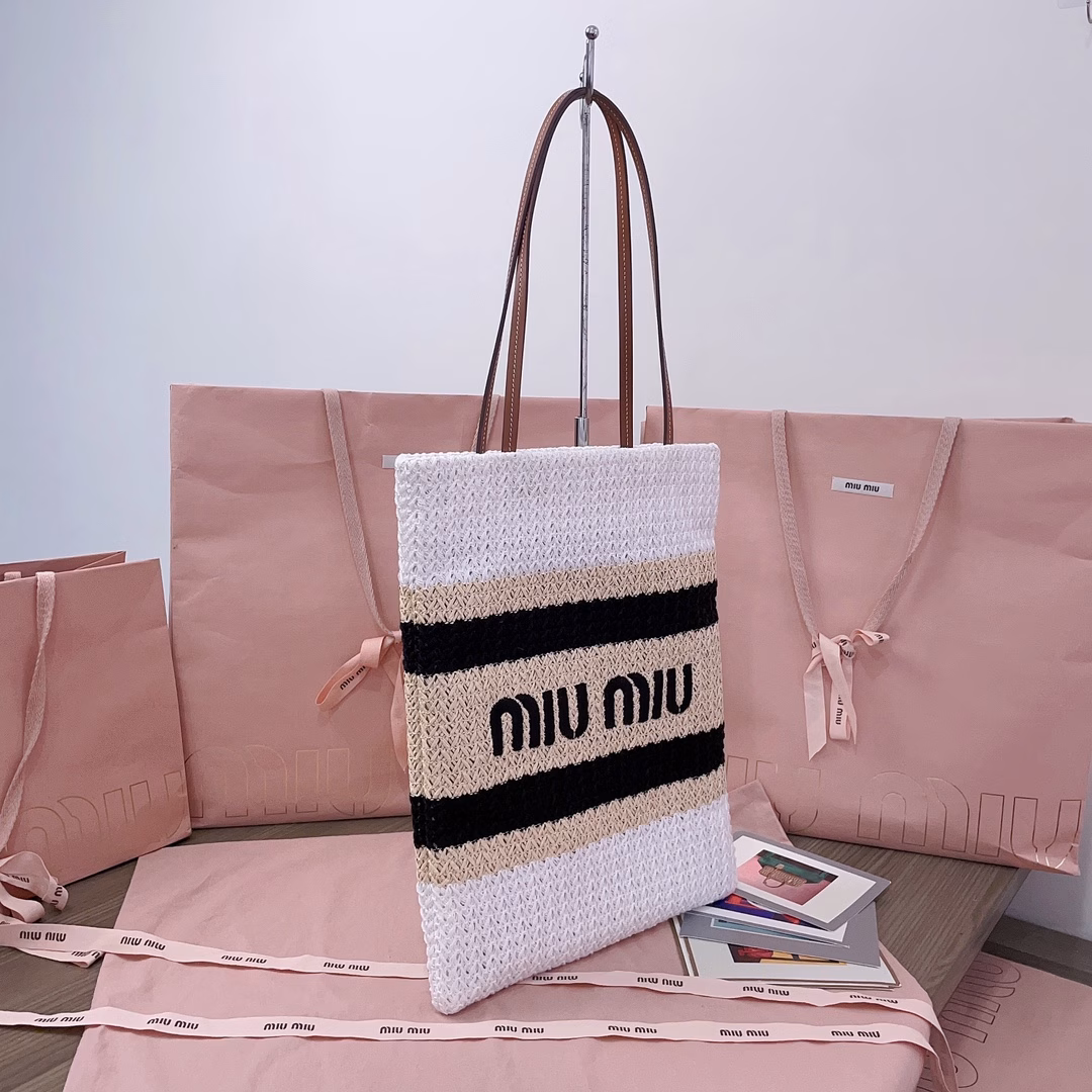 Imported raffia straw and cotton thread woven tote bag, new front iconic MiuMiu embroidery, cotton lining, ultra-light, large capacity, small size vertical version with higher adaptability, perfect choice for commuting to work and traveling, suitable for all seasons, super beautiful in real life