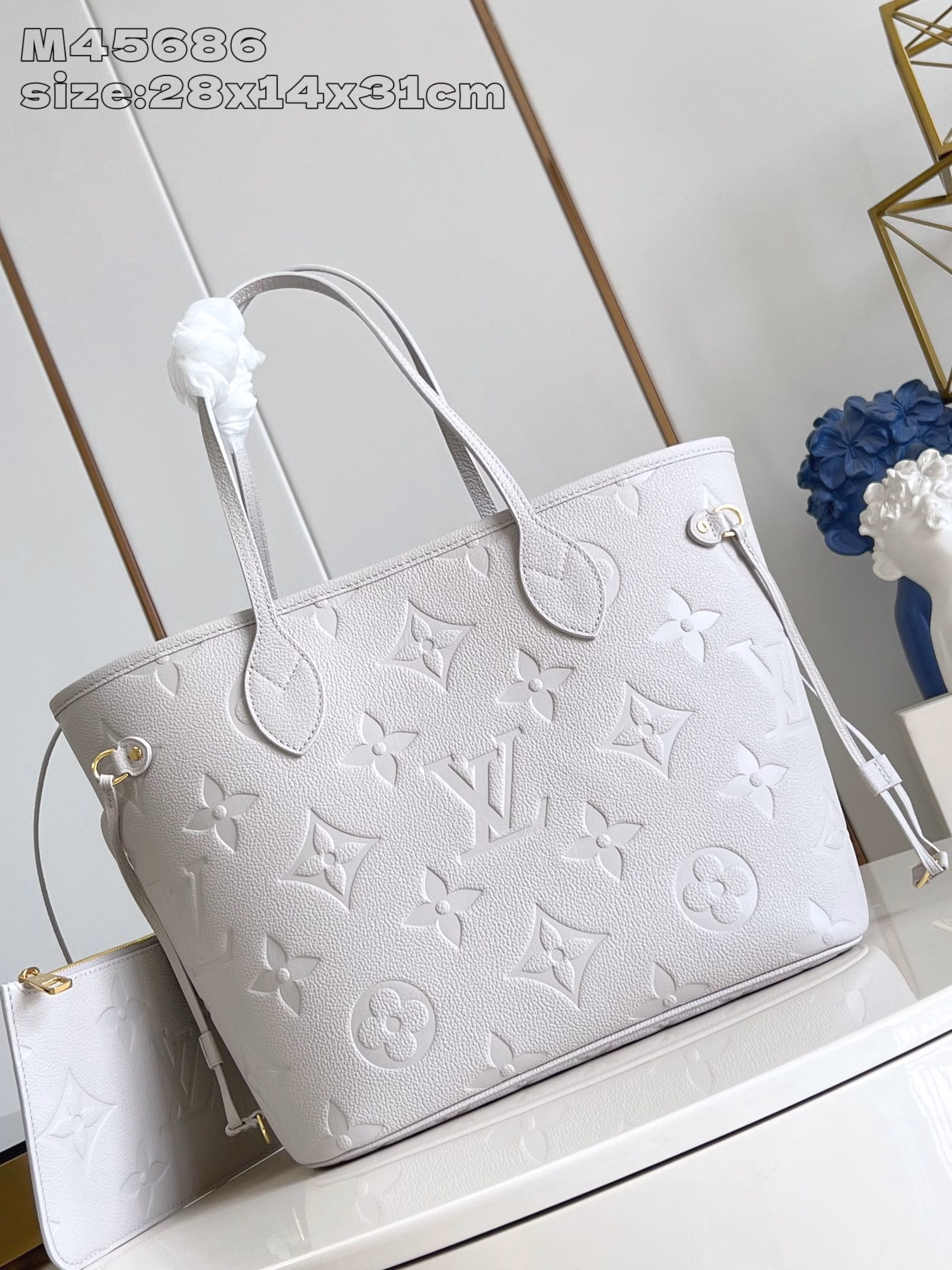 This Neverfull medium handbag is made of Monogram Empreinte leather with elegant colors and lustrous metal parts. It can store a laptop and a long wallet, making it easy to handle work or leisure occasions. The zippered inner pocket can be removed and used separately