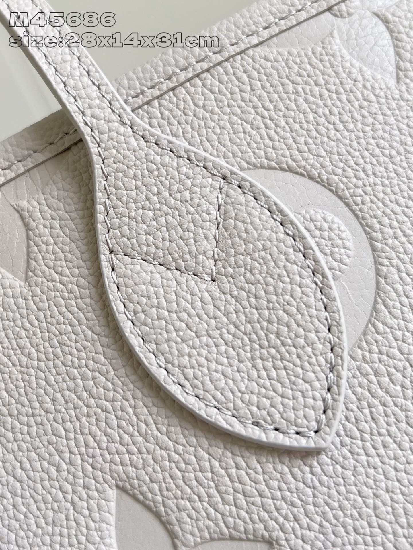 This Neverfull medium handbag is made of Monogram Empreinte leather with elegant colors and lustrous metal parts. It can store a laptop and a long wallet, making it easy to handle work or leisure occasions. The zippered inner pocket can be removed and used separately