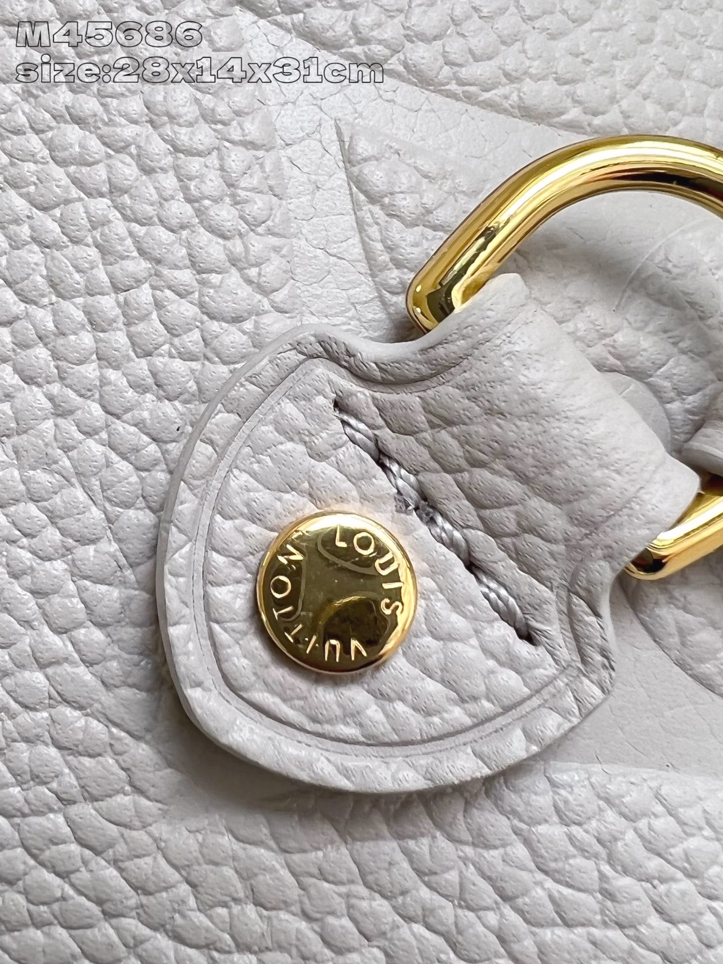 This Neverfull medium handbag is made of Monogram Empreinte leather with elegant colors and lustrous metal parts. It can store a laptop and a long wallet, making it easy to handle work or leisure occasions. The zippered inner pocket can be removed and used separately
