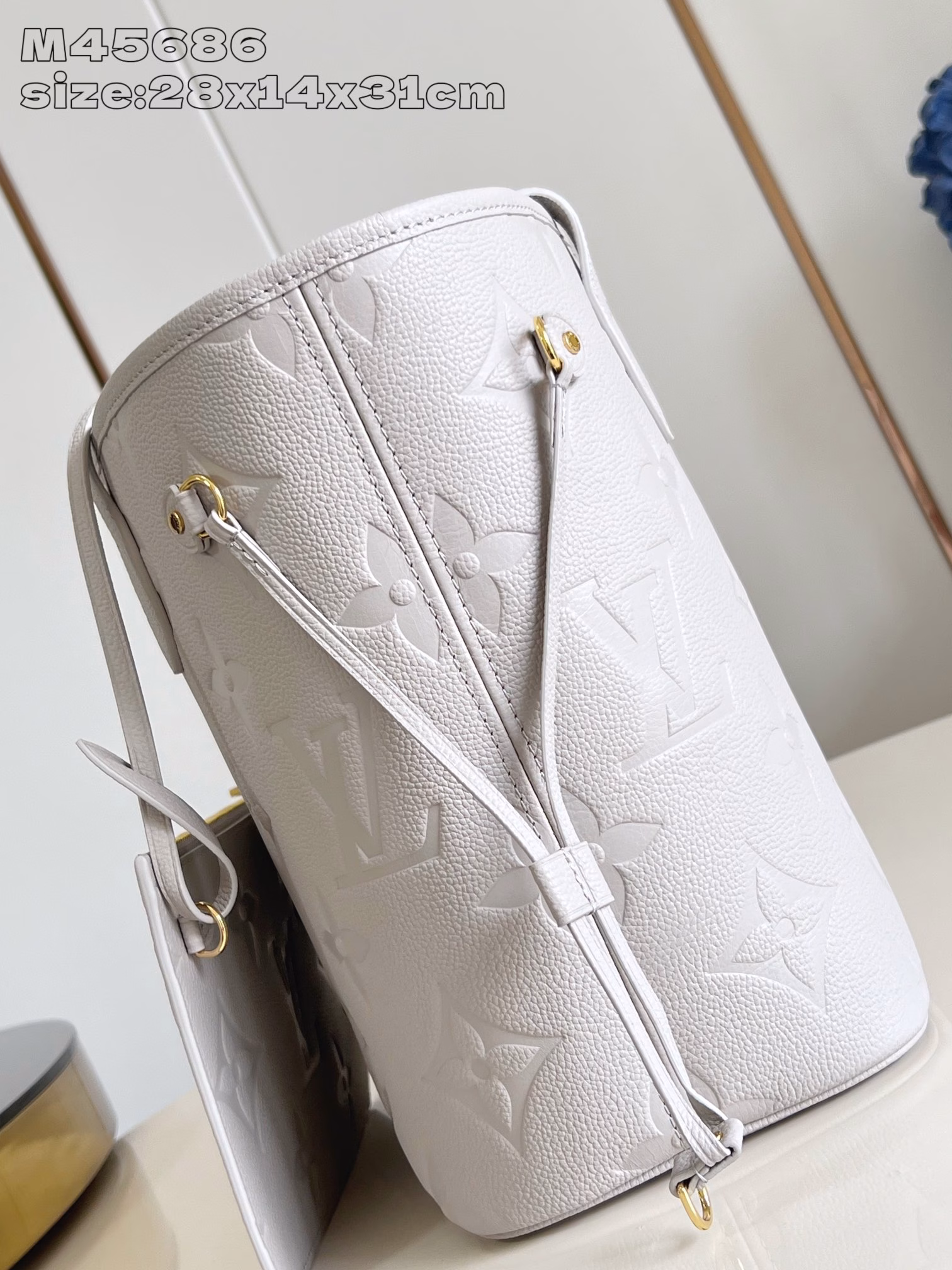 This Neverfull medium handbag is made of Monogram Empreinte leather with elegant colors and lustrous metal parts. It can store a laptop and a long wallet, making it easy to handle work or leisure occasions. The zippered inner pocket can be removed and used separately