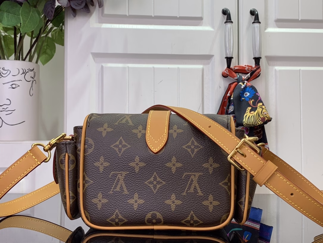 This Cargo Mini Bag is from the Monogram Archive collection, using soft Monogram coated canvas to create an urban configuration, and then conveying a vintage feel with distressed cowhide leather trims and dazzling metal parts. The main compartment, open front pocket and open side pockets highlight functional considerations, and the detachable and adjustable shoulder strap allows for shoulder or crossbody experience.