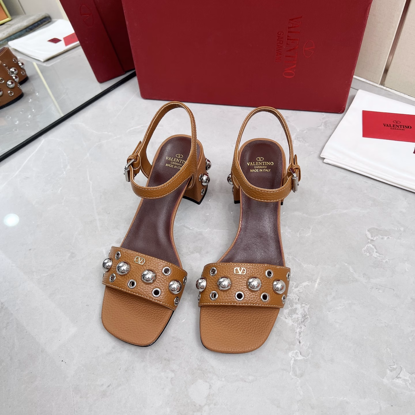 Valentino 25ss new block-heeled sandalsThis model is highly recognizable and has a unique charm. The design combines traditional inspiration with modern and versatile style, and elegantly embellishes the shape