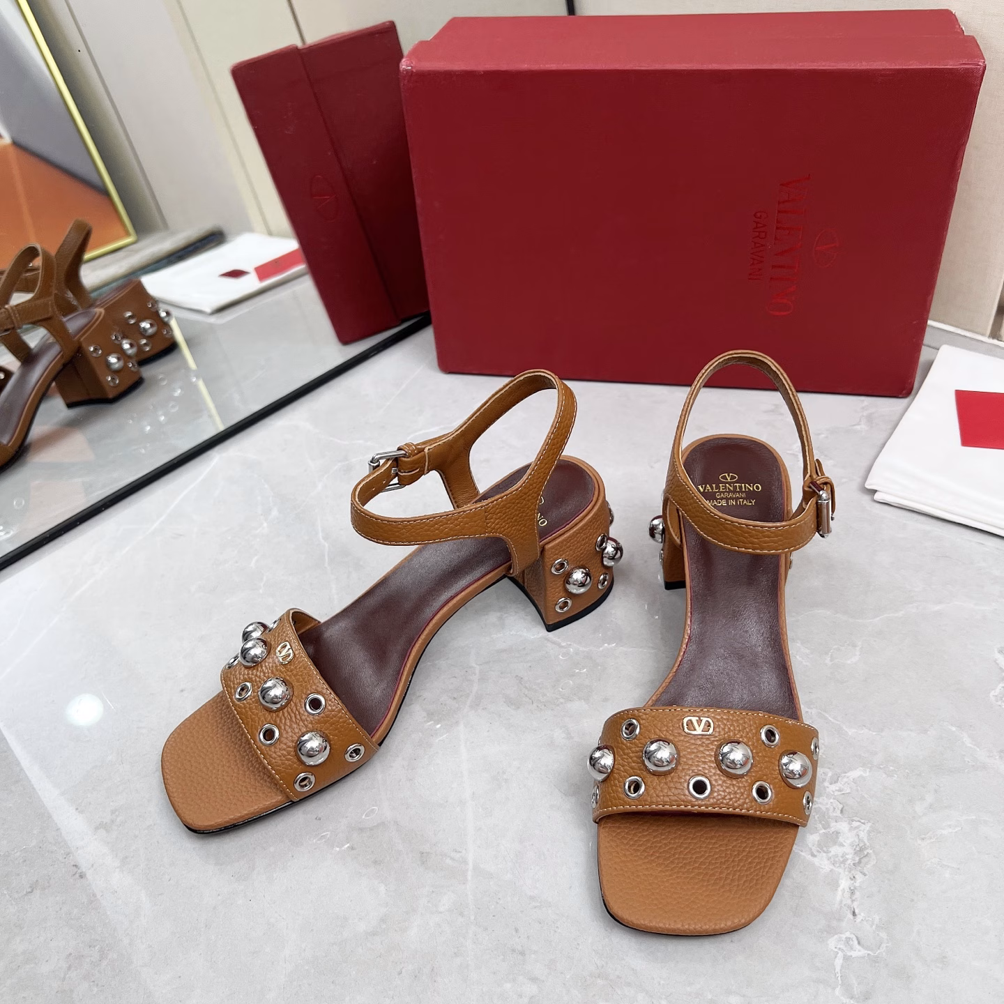 Valentino 25ss new block-heeled sandalsThis model is highly recognizable and has a unique charm. The design combines traditional inspiration with modern and versatile style, and elegantly embellishes the shape