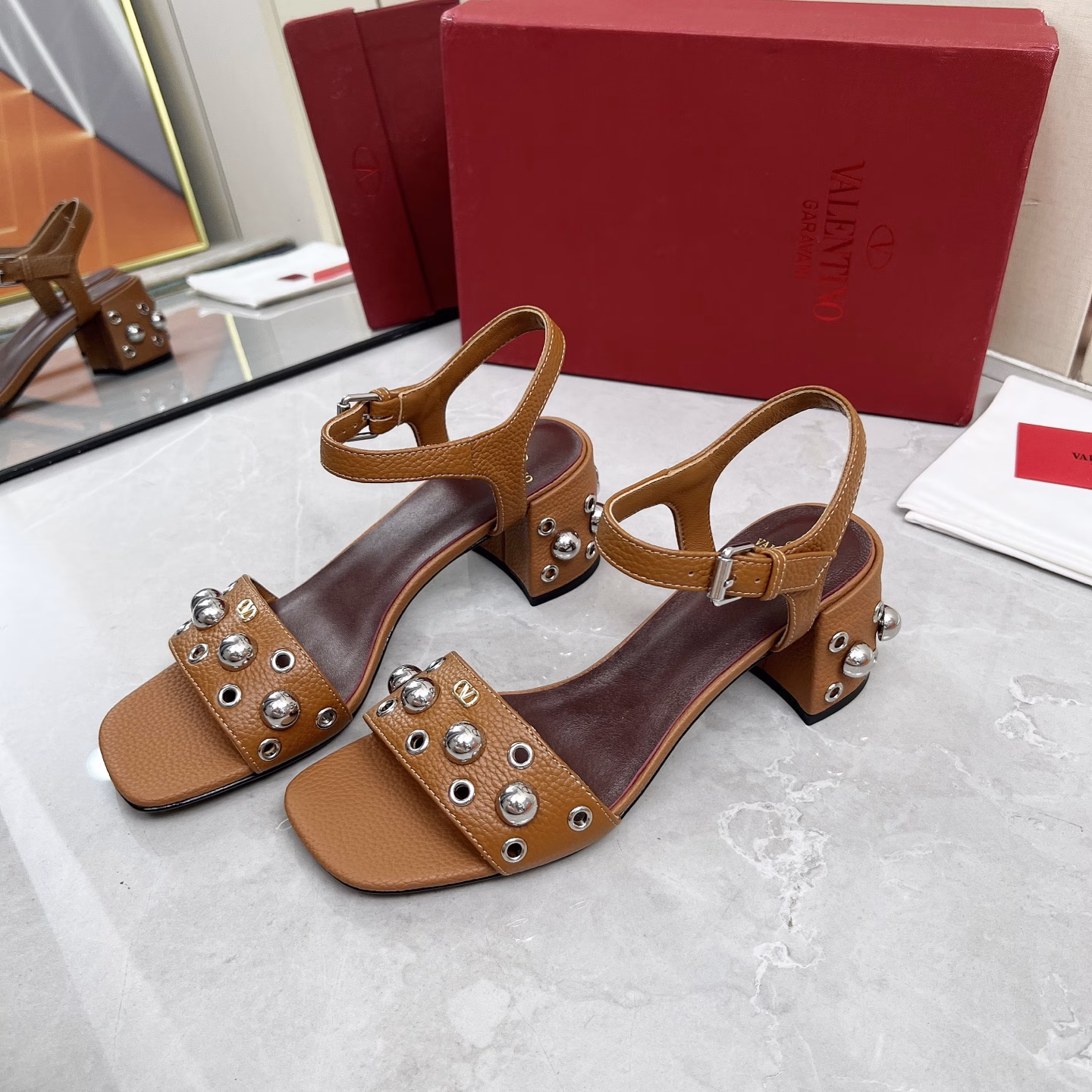 Valentino 25ss new block-heeled sandalsThis model is highly recognizable and has a unique charm. The design combines traditional inspiration with modern and versatile style, and elegantly embellishes the shape
