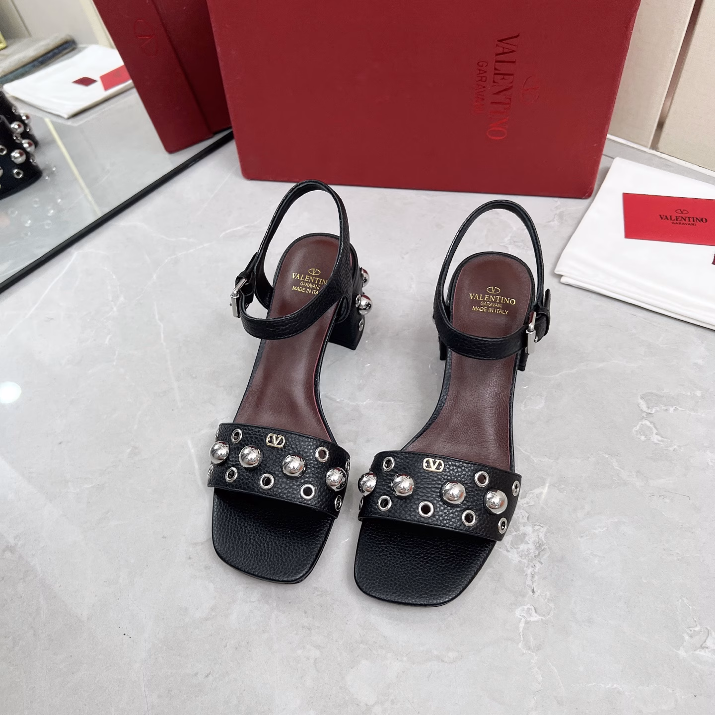 Valentino 25ss new block-heeled sandalsThis model is highly recognizable and has a unique charm. The design combines traditional inspiration with modern and versatile style, and elegantly embellishes the shape