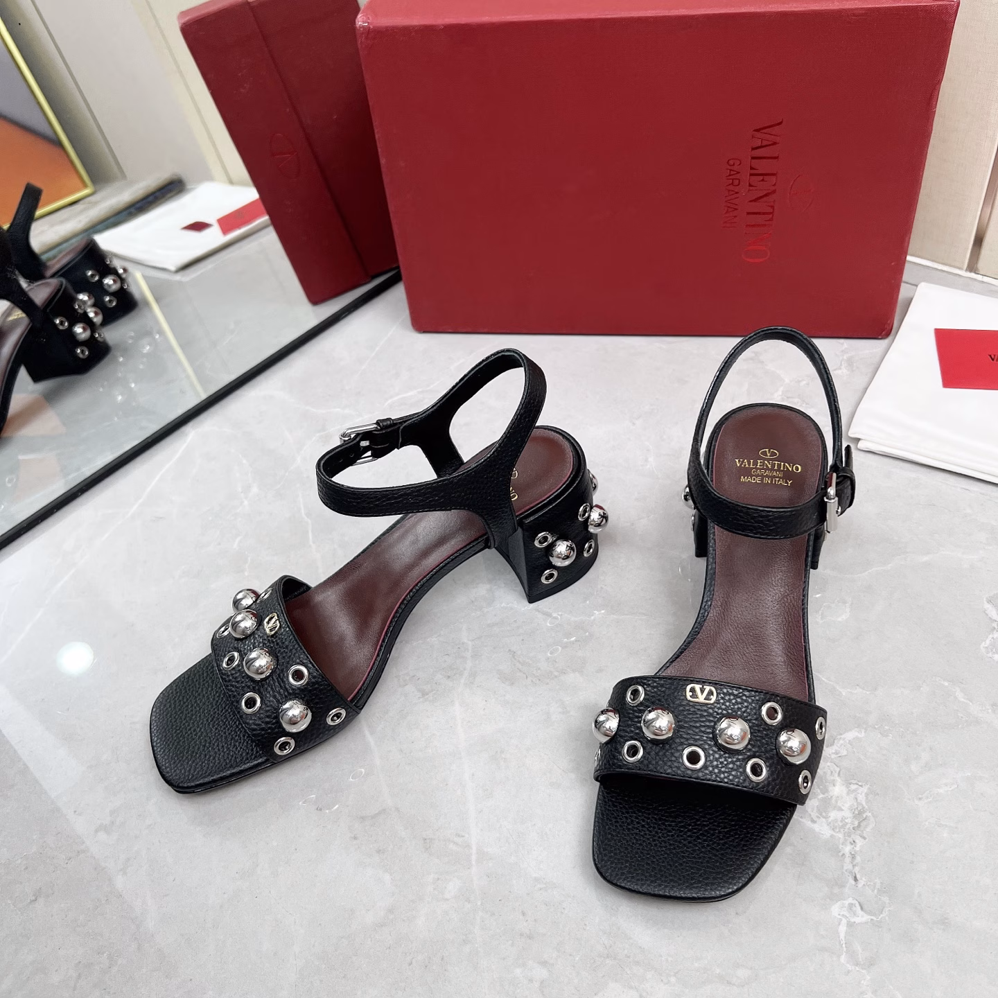 Valentino 25ss new block-heeled sandalsThis model is highly recognizable and has a unique charm. The design combines traditional inspiration with modern and versatile style, and elegantly embellishes the shape