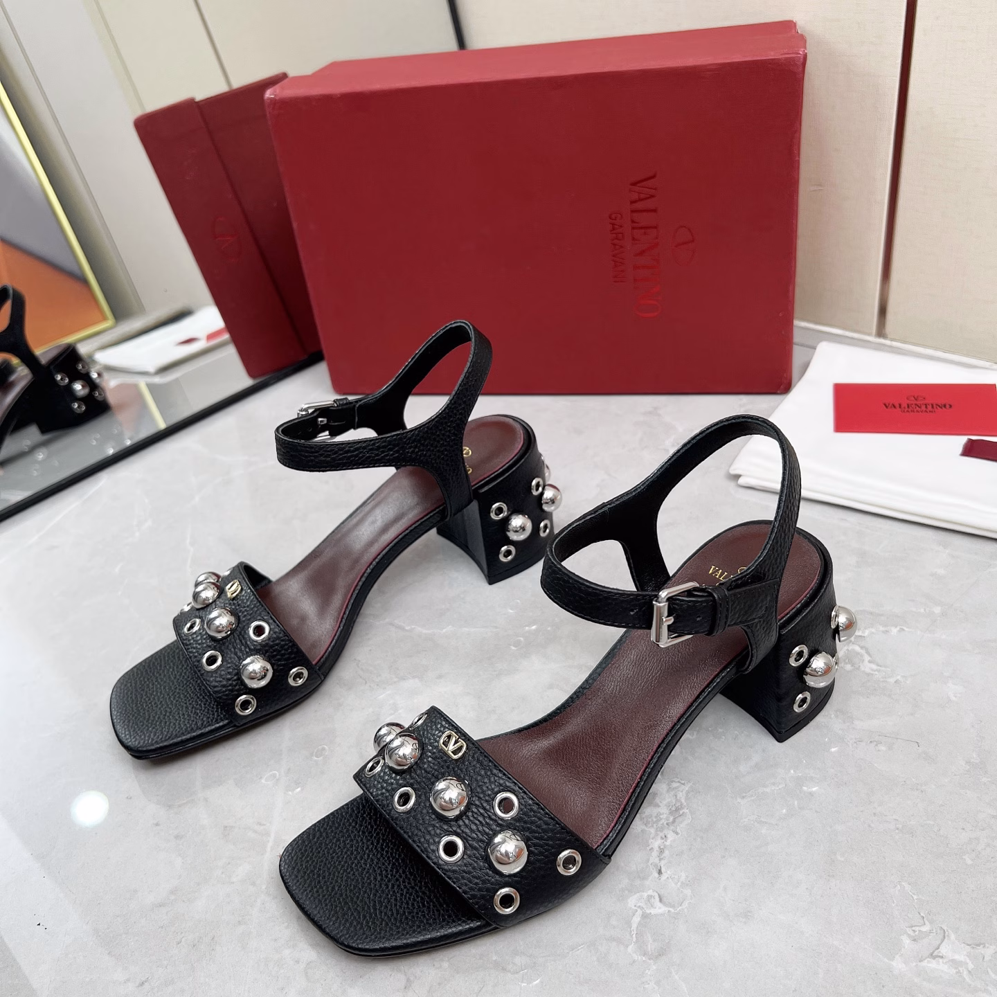 Valentino 25ss new block-heeled sandalsThis model is highly recognizable and has a unique charm. The design combines traditional inspiration with modern and versatile style, and elegantly embellishes the shape
