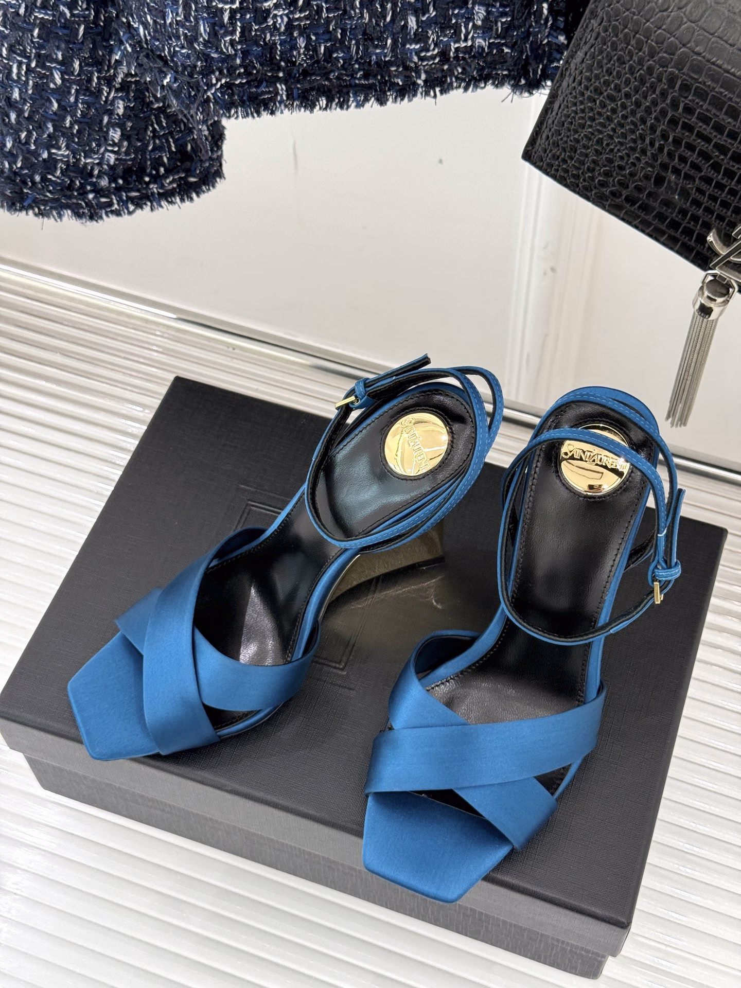 Saint Lauren*YSL classic spring and summerPointed cross-strap wedge sandalsYSL high heels with a beautiful filterExquisite wedge design to lengthen the legsThe satin material is very special and makes the feet look whiteIt is very high-end and I like it very much~The fabric is made of original custom silkThe inner padding is all mixed sheepskinImported Italian leather outsole