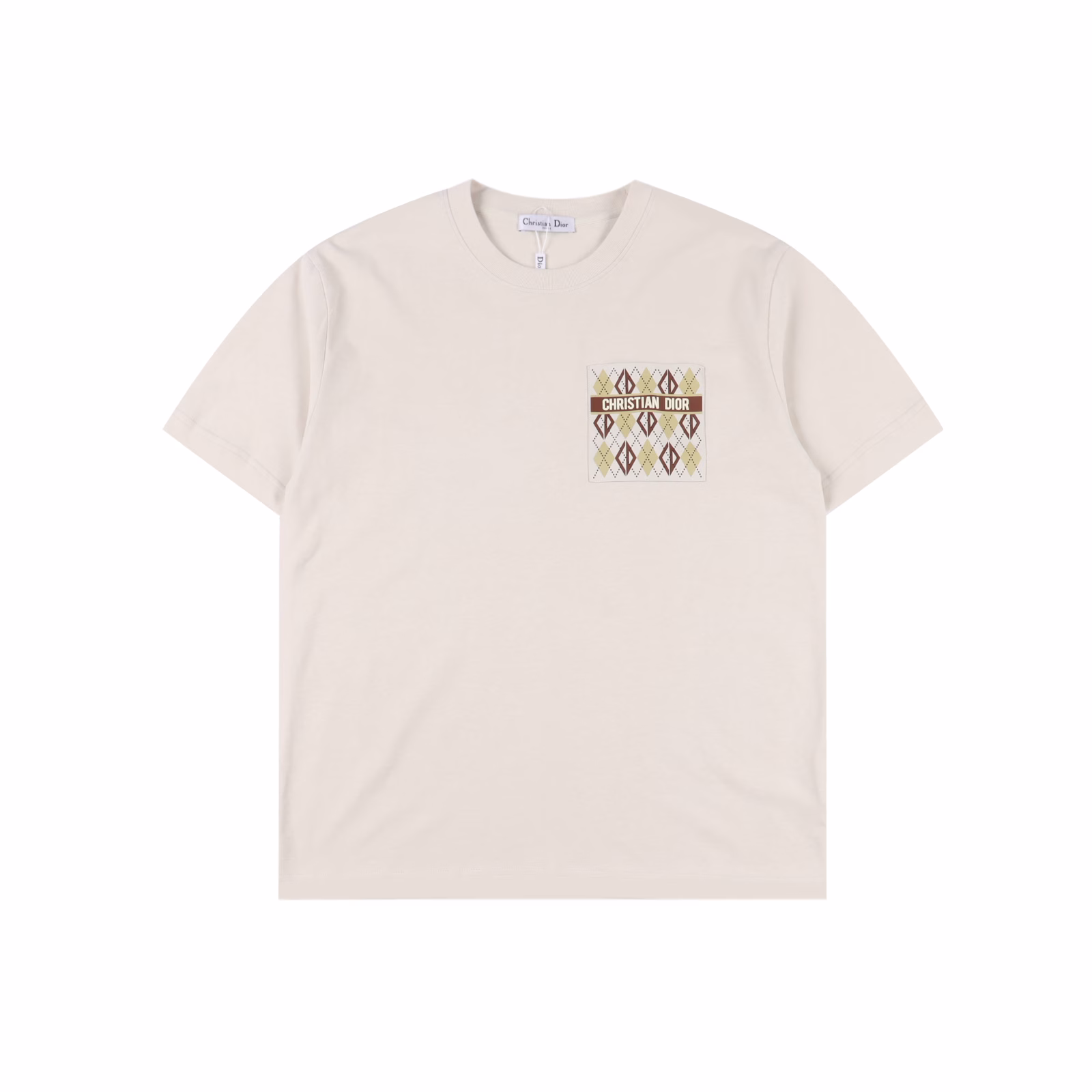 Dior 25ss diamond leather label pocket short sleeveDior's new short sleeve, selected 260g heavyweight pure cotton, drapes straight and is skin-friendly and breathable; the oversize silhouette is casual and lazy, and the three-dimensional patch pocket on the chest is outlined with rattan quilting stitches. The collision of irregular color blocks, ink-splashing and geometric lines are interwoven, hiding the brand's classic code, and interpreting the French relaxed aesthetics in a low-key manner. The three-dimensional puff-carved brand letters are hidden in the print to highlight the level.