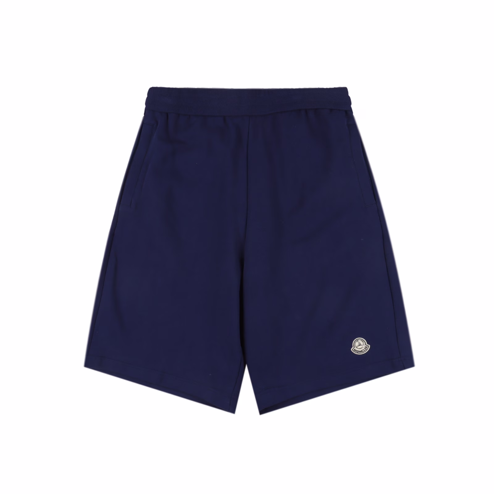 Moncler MC joint large embroidered cotton shortsSingle-sided fish scale fabric woven with cotton as the base, the front is a smooth knitted surface, and the skin-touch surface is formed into a three-dimensional terry loop through the knitting machine's floating thread knitting technology, which increases the fluffiness and delicate touch. The terry loop structure absorbs a lot of water and evaporates quickly, and it is not easy to loosen and deform after multiple washings. The letter LOGO embroidery is formed on the back by the embroidery machine with 16000 needles + 18000 needles. The double-axis linear guide drives the embroidery frame, and the frame moving accuracy can reach 0.01mm/P, ensuring the precise positioning of the embroidery pattern. By actively intervening in the shrinkage potential of cotton fibers, the fabric has achieved a leap from volatile to stable, improving dimensional stability, and is not easy to deform and wrinkle. One-to-one customized joint badges and washing labels