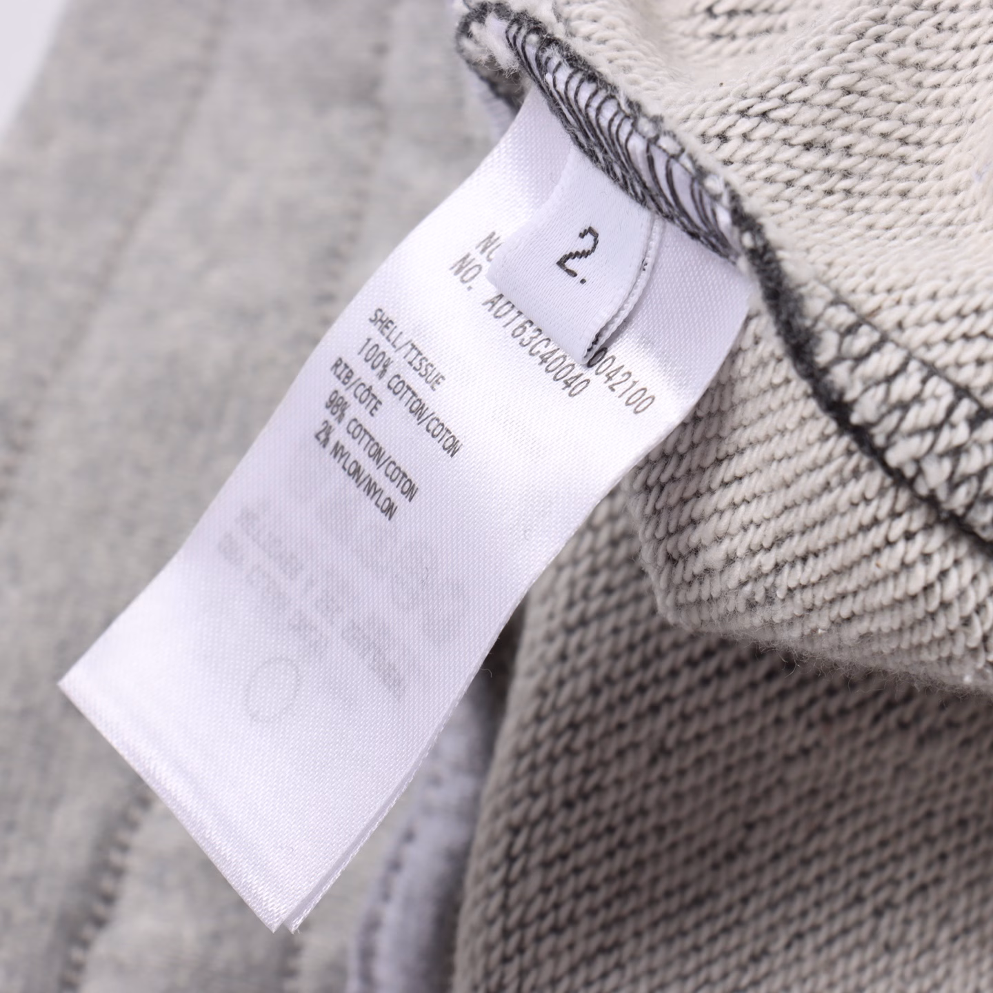 Thom Browne Four-bar Animal Embroidered ShortsThe fabric is made of professional custom-made 32s surface with delicate touch and 8s lining, which is crisp and stylish, with a gram weight of up to 380g, and a minimum order quantity of 500kg (equivalent to 1,000 pieces). The pocket cloth is made of red, white and blue woven Oxford fabric. The red stripes on the market are all orange-red. The minimum order quantity for pocket cloth alone is 3,000 meters. The workmanship is completely restored to the latest version of the counter, and the old pocket hemming and side pressure line are improved.