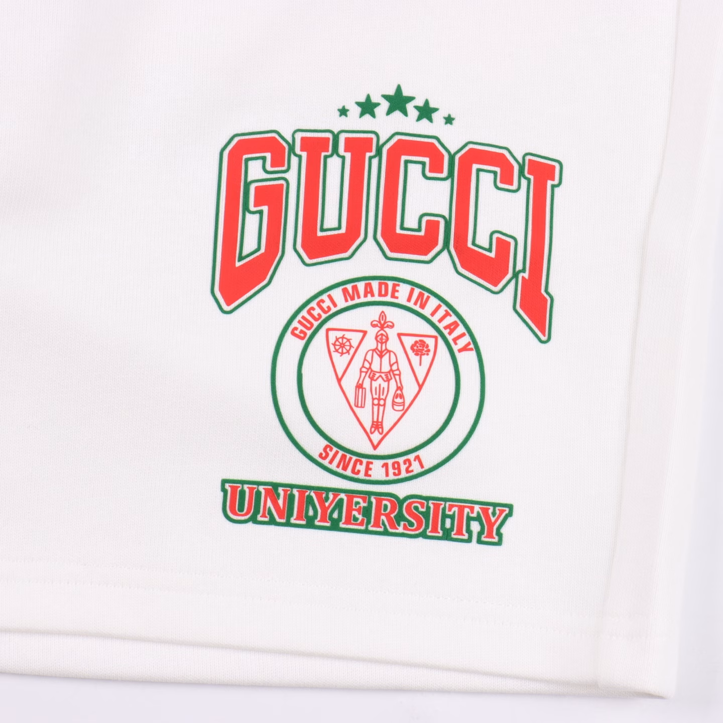 Gucci 25ss letter logo print shortsThe new GUCCI shorts of 25 years, with a minimalist silhouette, high waist design and slightly A-shaped tailoring, visually lengthens the leg proportions, and the high waist tailoring with neat trouser lines not only modifies the leg shape but also brings a sense of relaxation. The built-in elastic waistband fits the body without tightening the skin, and it leaves no marks after sitting for a long time. The trouser rope adopts the elements of Gucci's classic red and green color matching, and the trouser leg pattern is inspired by the extreme collision of Angora red and emerald green. Gucci has launched a new red print + green three-dimensional puff glue craft five-point shorts, which combines the brand's iconic color philosophy with avant-garde craftsmanship to reshape the modern narrative of men's summer wardrobe. The red classic print surges like blood, interweaving with the emerald green embossed letters of the three-dimensional puff glue craft.