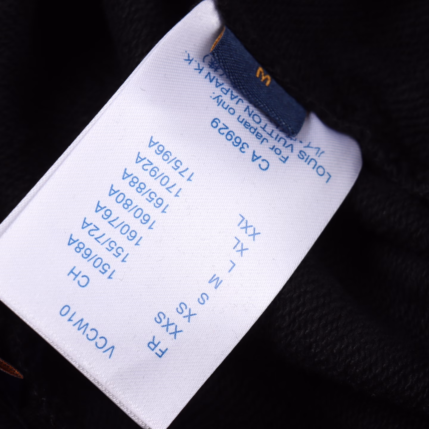 Louis Vuitton 24ss embroidered large letter logo shortsOfficial large leg version 380g washed pure cotton terry fabric, comfortable to the touch.The iconic LOGO embroidery craftsmanship at the corner of the pants, simple and versatile.High detail restoration, 99%. Full set of tags, main labels, auxiliary materials, 1:1 original mold.Oversize loose version, easy for men and women to control