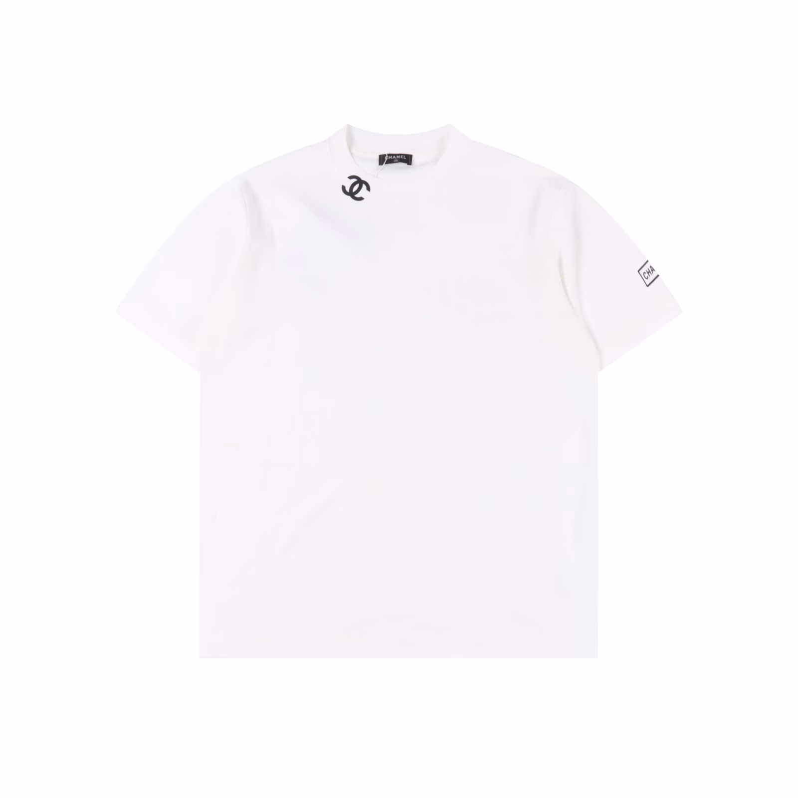 Chanel 25ss neckline double C pressed print short sleevesHigh-energy and practical Chanel T-shirt, simple pure white TEE CClogo carries French style, interpreting the minimalist summer outfit! Worsted plain cotton fabric, thick texture and bony feel. Knitted micro-dense machine production ensures the cutting shape and characteristics of the product. Soft and comfortable, high-density knitting makes the double-layer tight collar unique and stylish, skin-friendly and refreshing. The gorgeous counterattack comes from the three-dimensional embossed double C letters and sleeve arm logo designed by the new offset printing. The logo is extremely flat, making the rounded and full shape of the logo show the fashion and luxury!