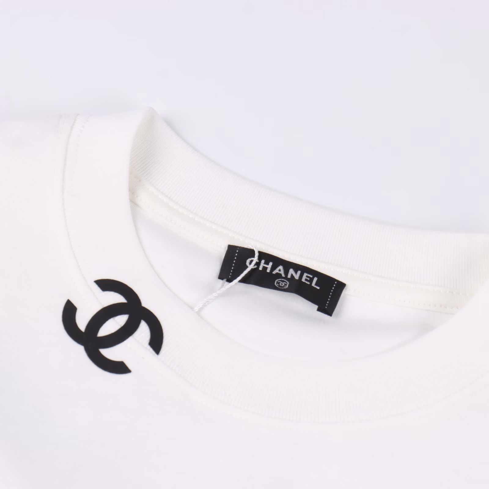 Chanel 25ss neckline double C pressed print short sleevesHigh-energy and practical Chanel T-shirt, simple pure white TEE CClogo carries French style, interpreting the minimalist summer outfit! Worsted plain cotton fabric, thick texture and bony feel. Knitted micro-dense machine production ensures the cutting shape and characteristics of the product. Soft and comfortable, high-density knitting makes the double-layer tight collar unique and stylish, skin-friendly and refreshing. The gorgeous counterattack comes from the three-dimensional embossed double C letters and sleeve arm logo designed by the new offset printing. The logo is extremely flat, making the rounded and full shape of the logo show the fashion and luxury!