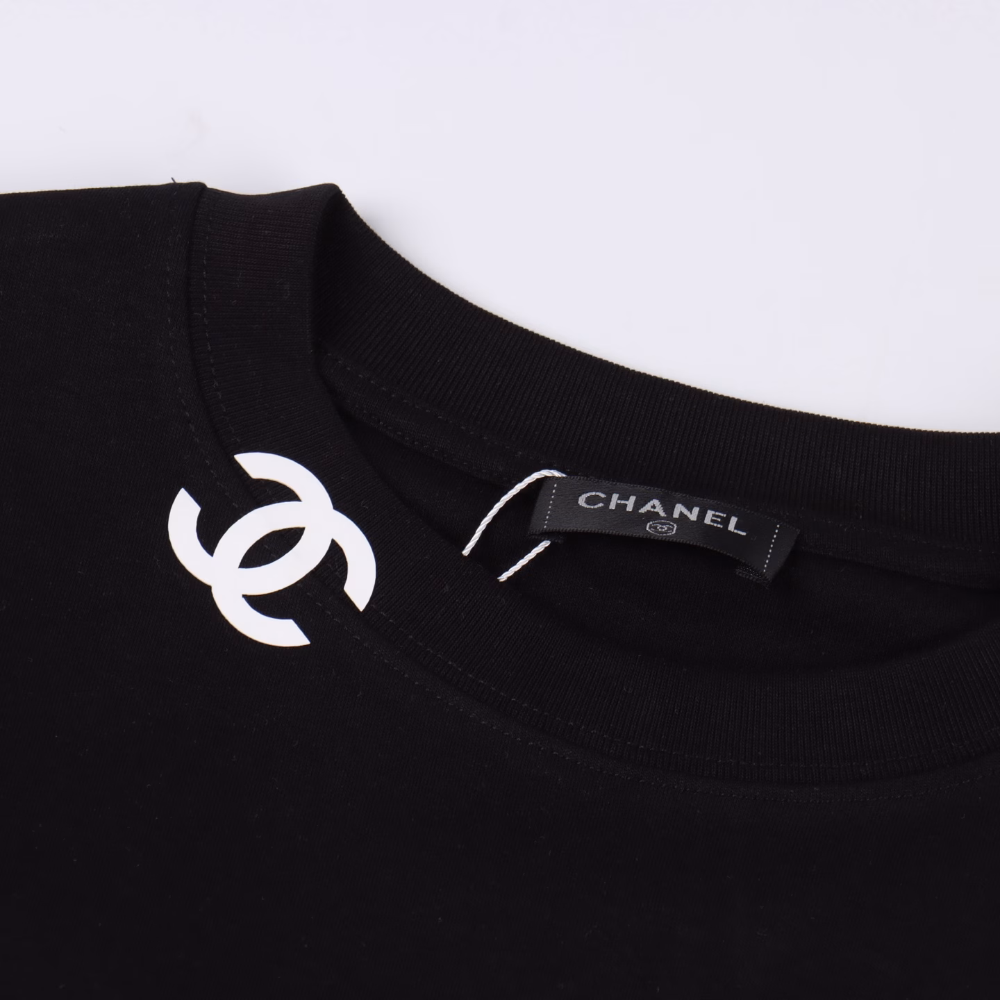Chanel 25ss neckline double C pressed print short sleevesHigh-energy and practical Chanel T-shirt, simple pure white TEE CClogo carries French style, interpreting the minimalist summer outfit! Worsted plain cotton fabric, thick texture and bony feel. Knitted micro-dense machine production ensures the cutting shape and characteristics of the product. Soft and comfortable, high-density knitting makes the double-layer tight collar unique and stylish, skin-friendly and refreshing. The gorgeous counterattack comes from the three-dimensional embossed double C letters and sleeve arm logo designed by the new offset printing. The logo is extremely flat, making the rounded and full shape of the logo show the fashion and luxury!